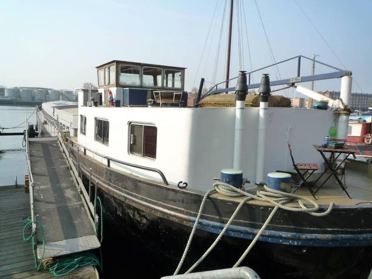 Houseboat Captain's Quarters in Harbour Amsterdam