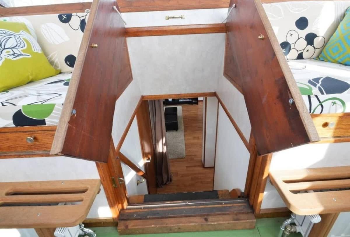 Houseboat Captain's Quarters in Harbour Amsterdam