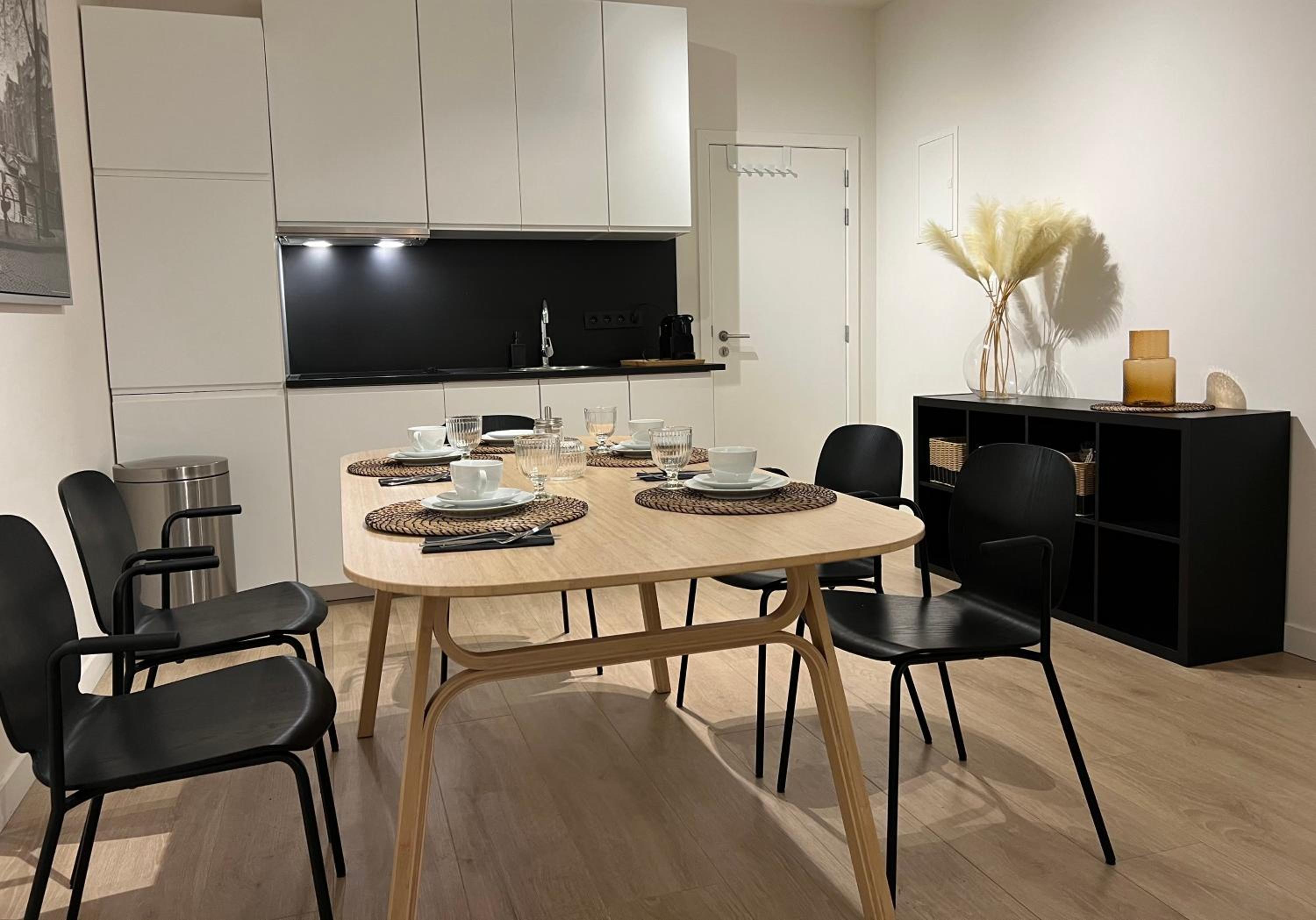 3 bedroom apartment with own garden close to main trainstation