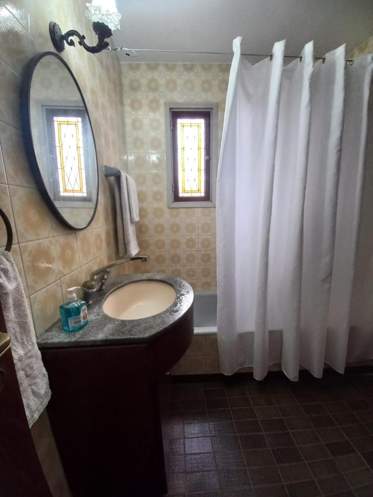 Casa amplia para 5 personas y cochera, a pasos del centro