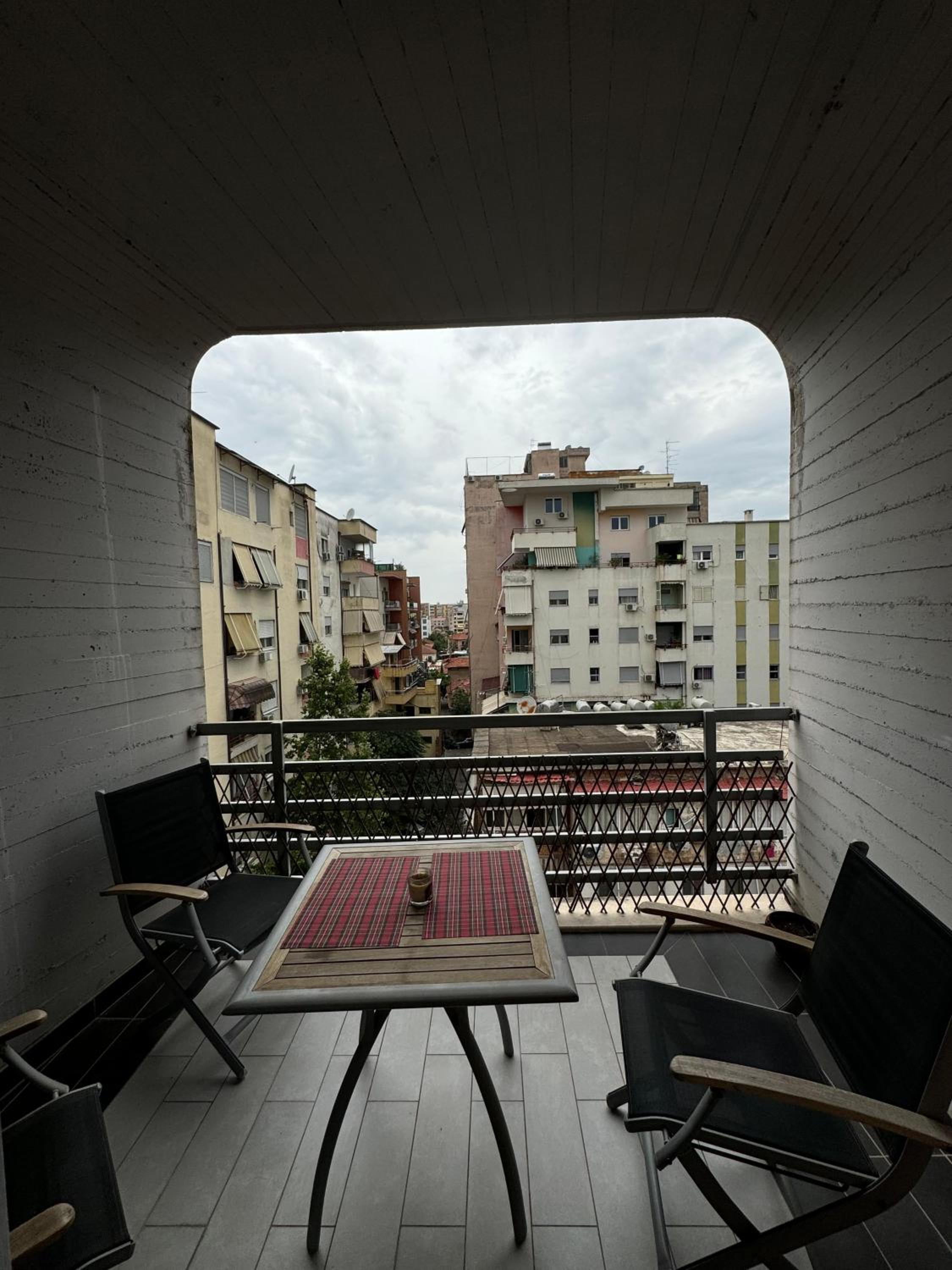 Diem Apartment near Pazari i Ri