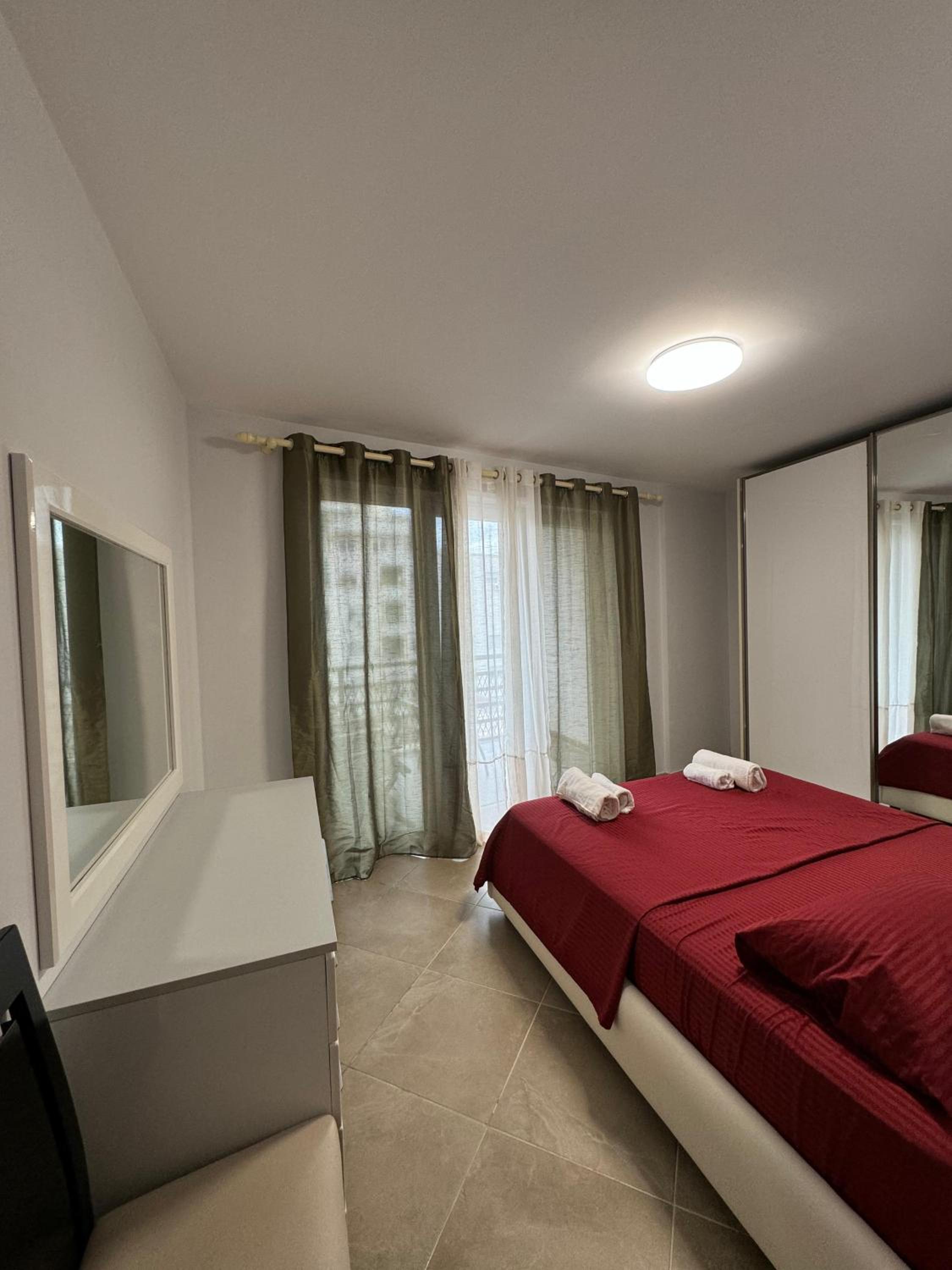 Diem Apartment near Pazari i Ri
