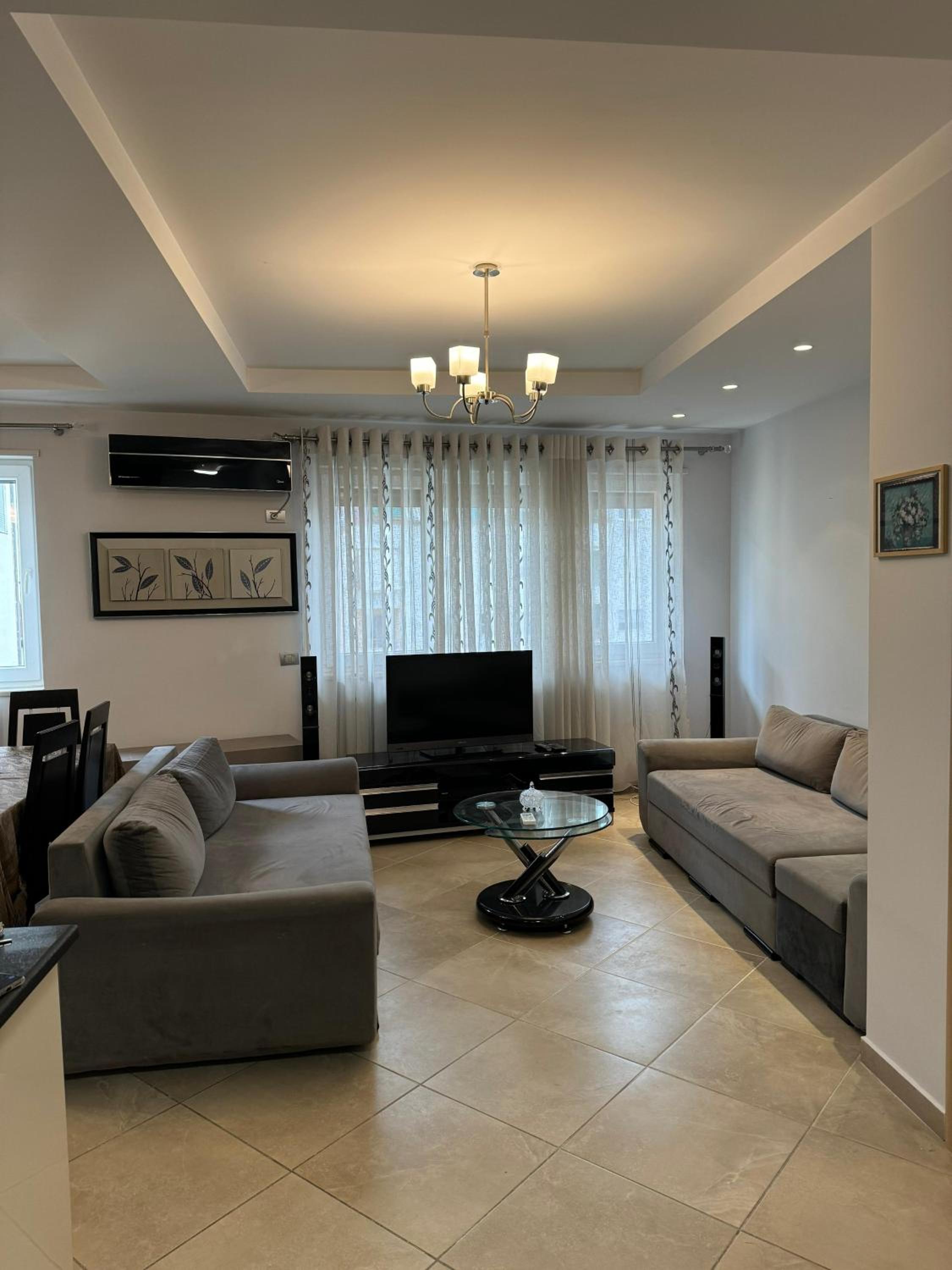 Diem Apartment near Pazari i Ri