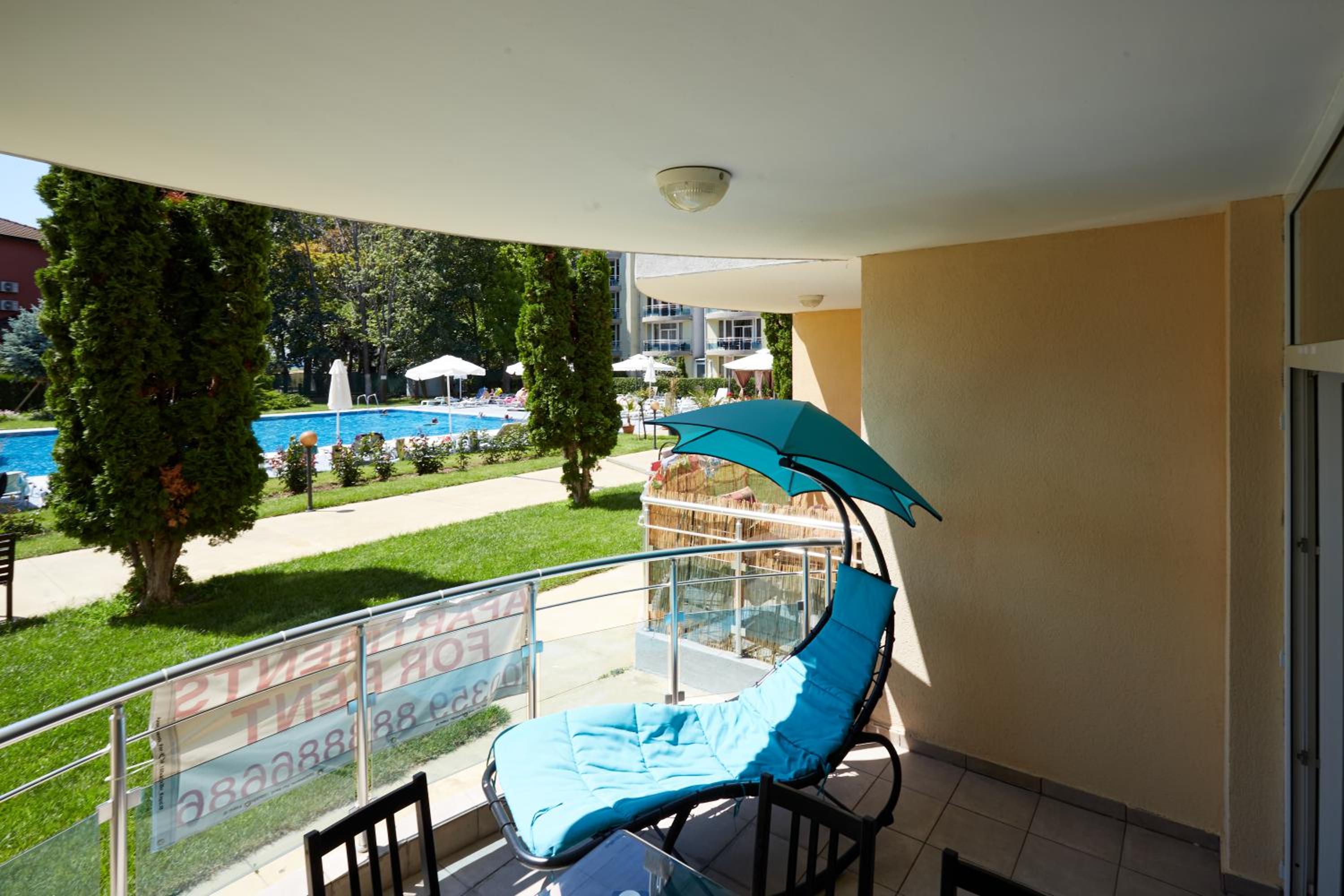 Luxury First Line apartment with pool by the sea
