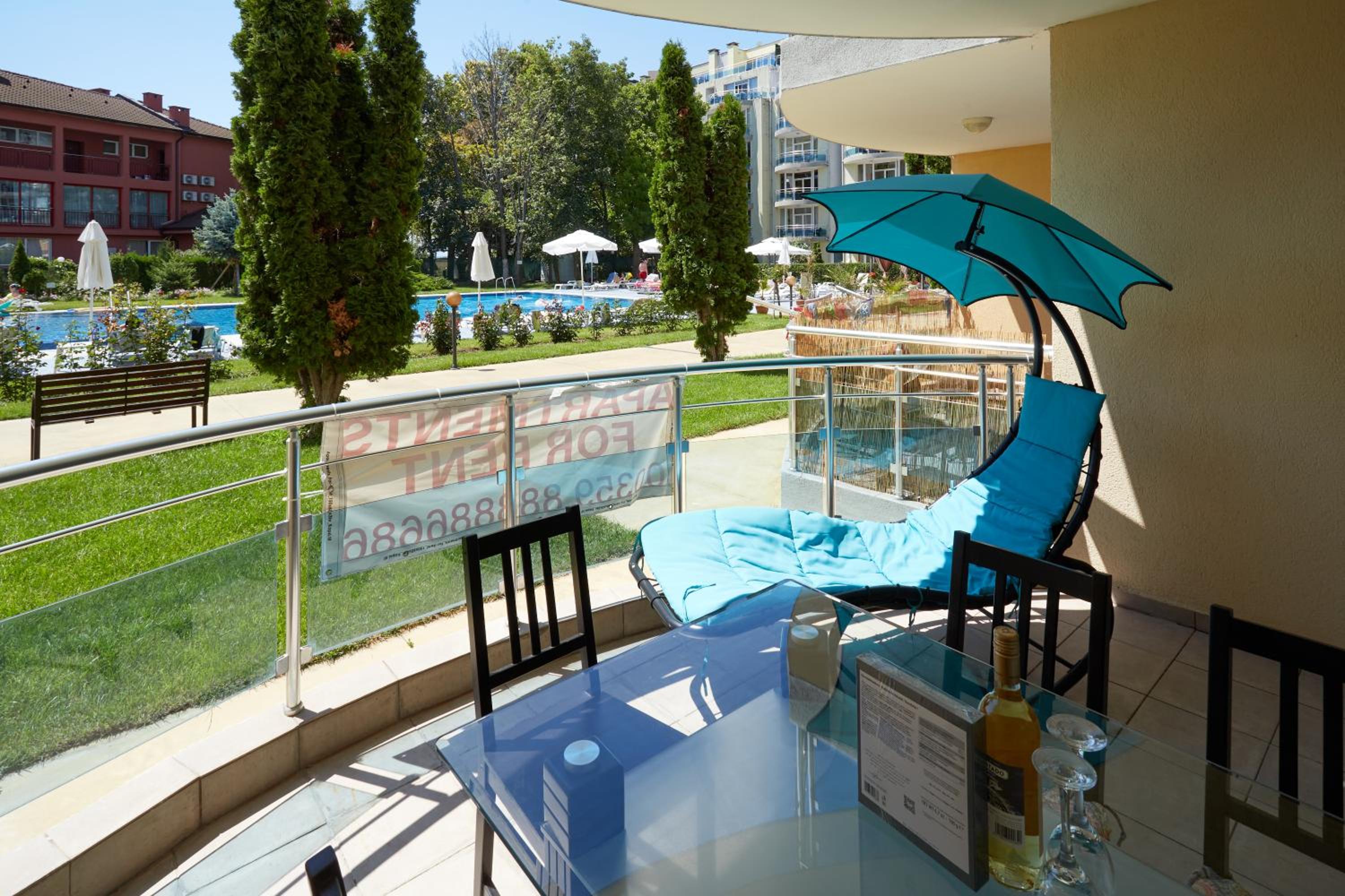Luxury First Line apartment with pool by the sea