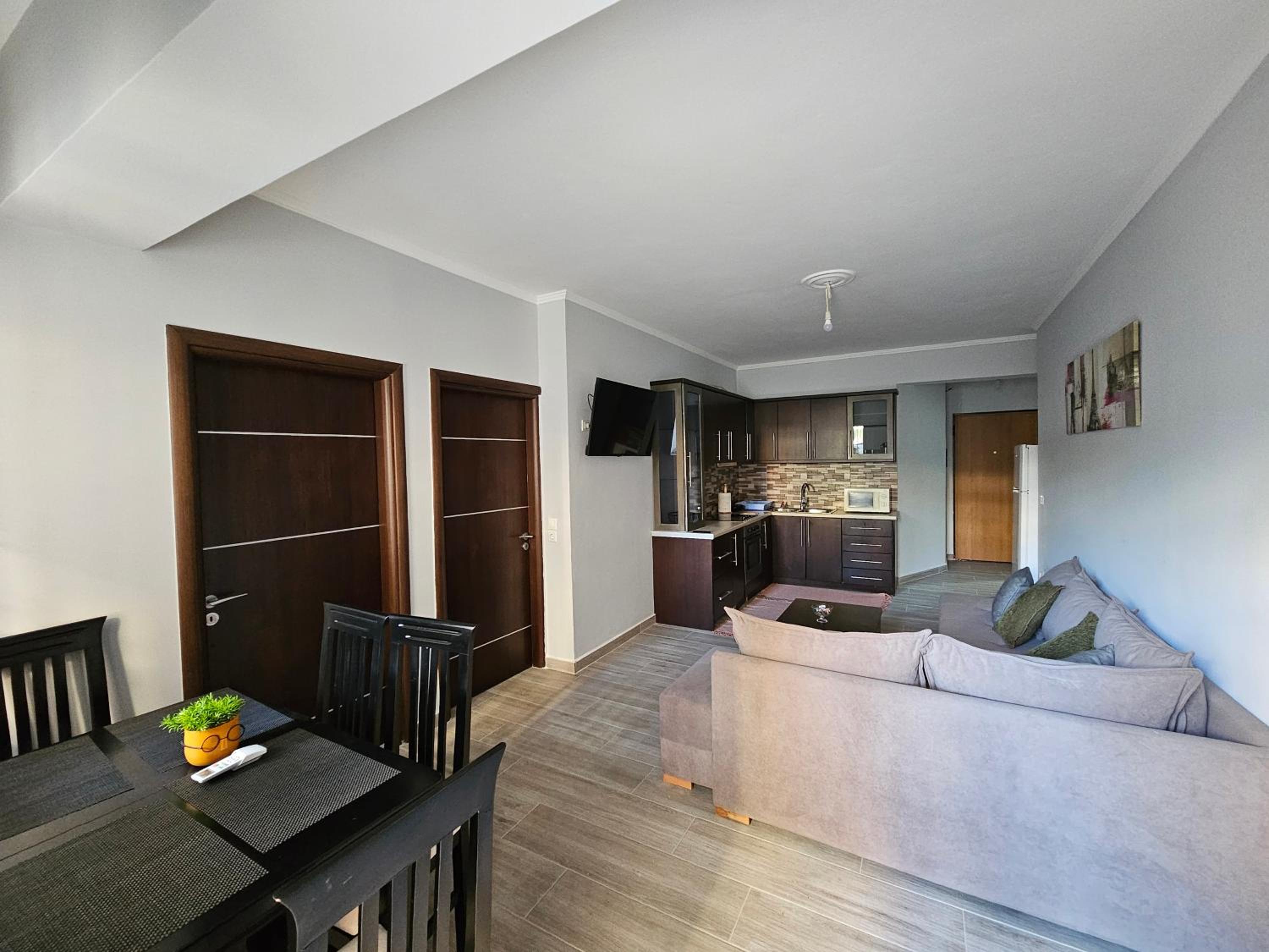 3-Leo's Apartments