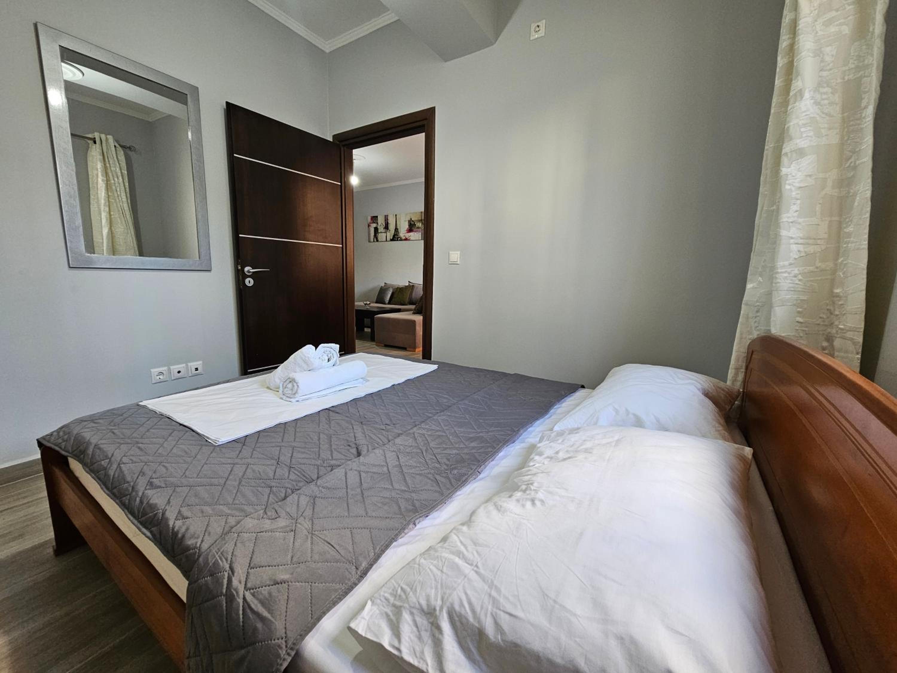 3-Leo's Apartments