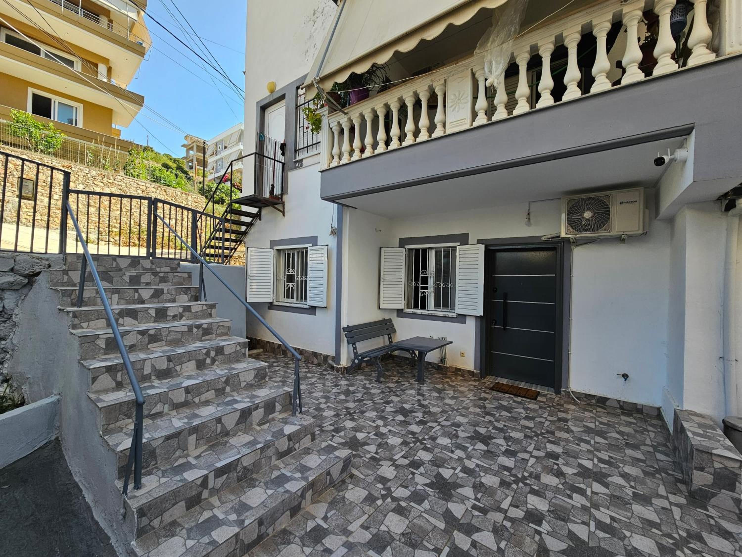 3-Leo's Apartments