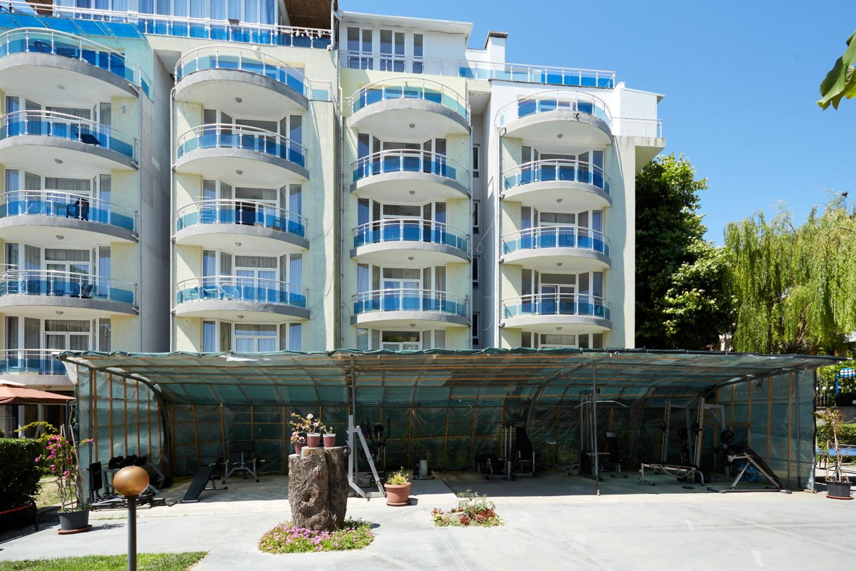 Luxury First Line apartment with pool by the sea
