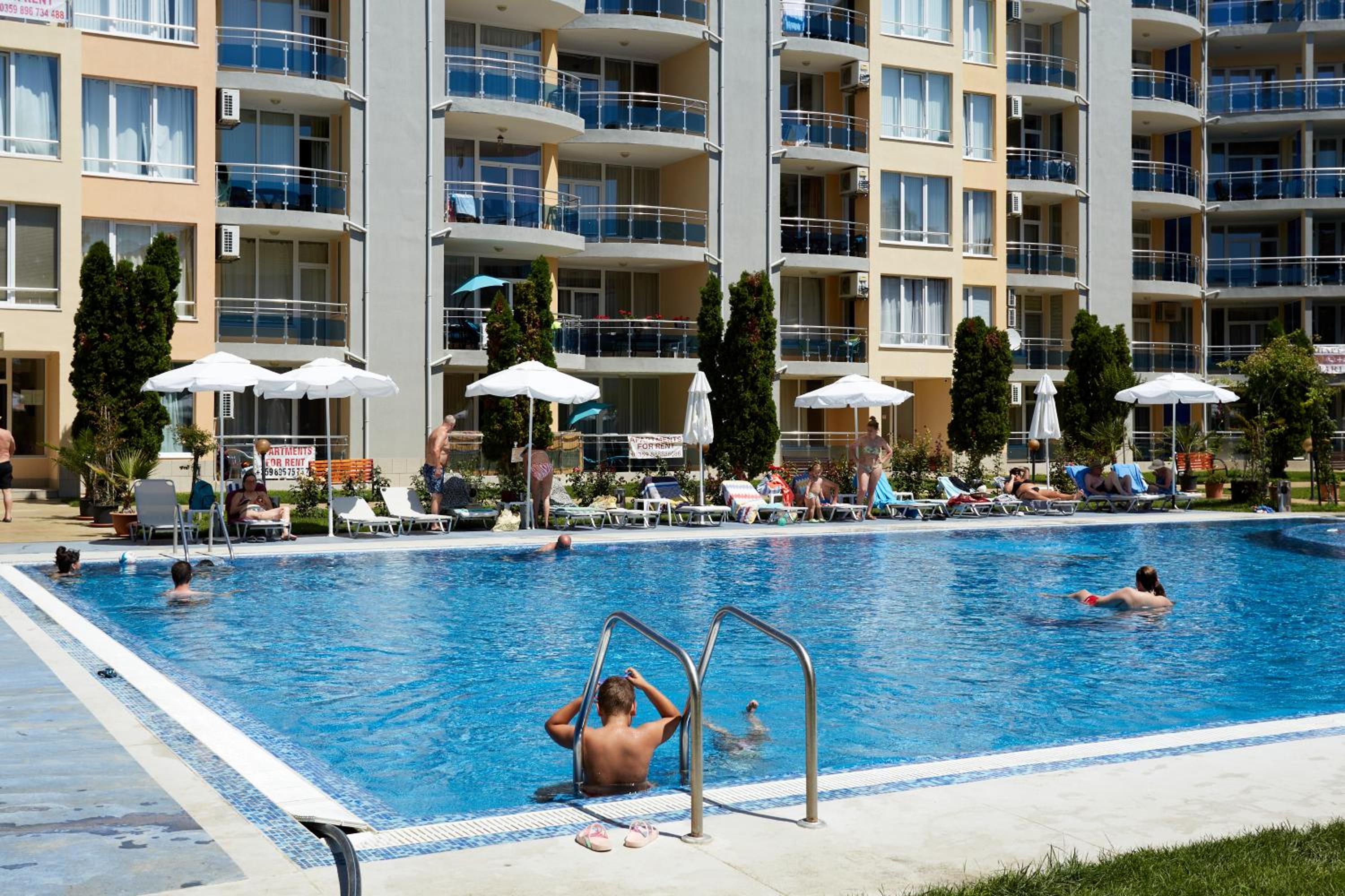 Luxury First Line apartment with pool by the sea