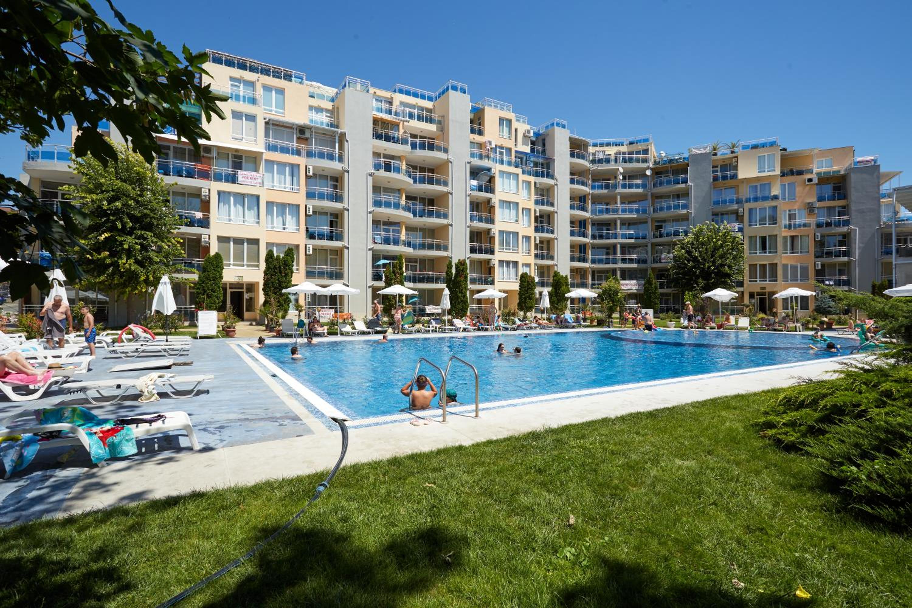 Luxury First Line apartment with pool by the sea