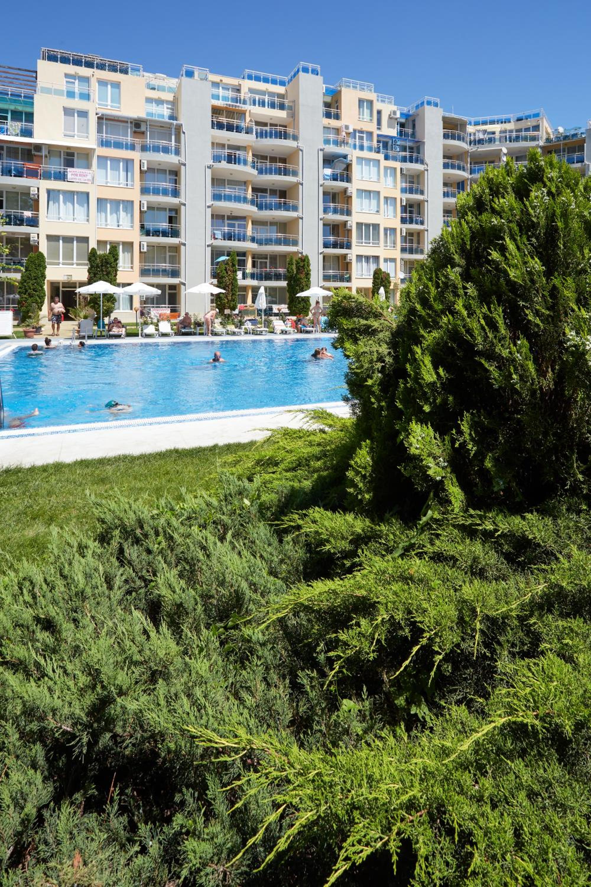 Luxury First Line apartment with pool by the sea