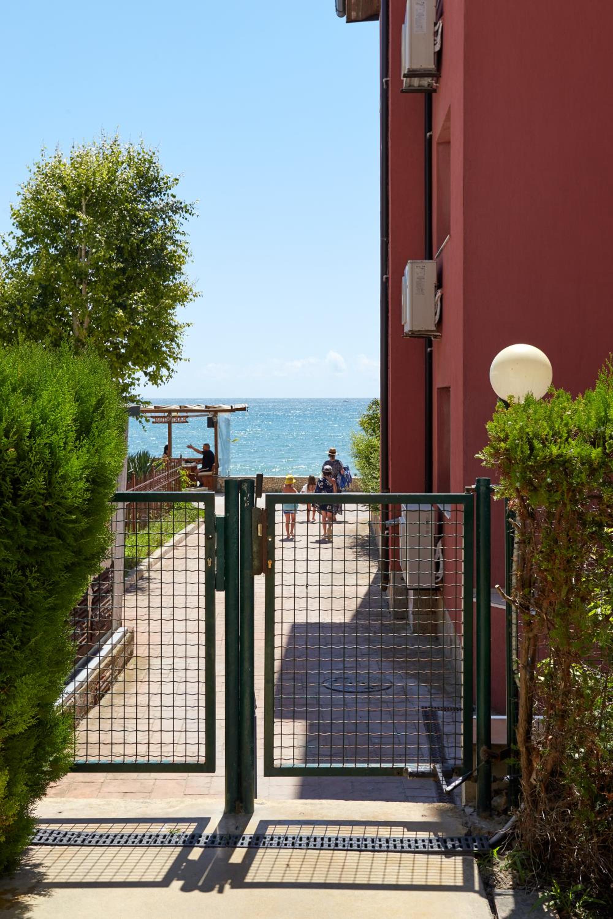 Luxury First Line apartment with pool by the sea