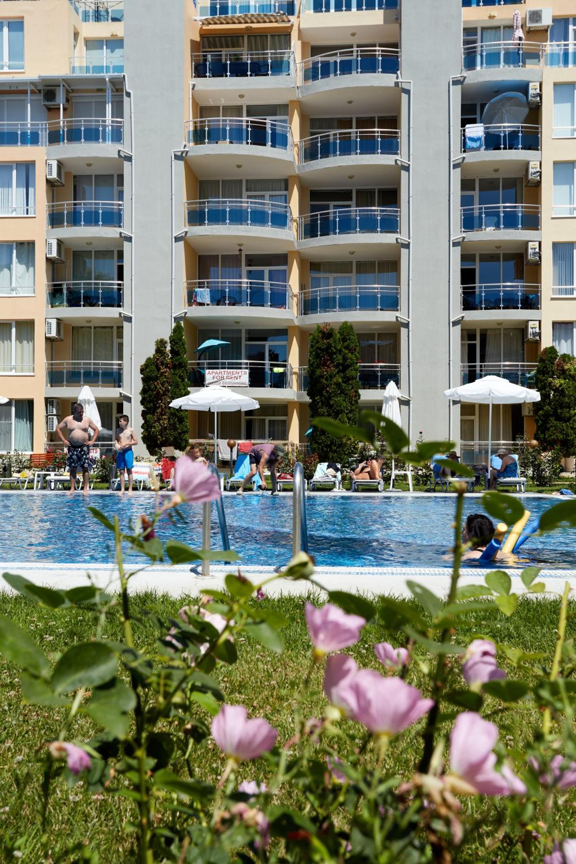 Luxury First Line apartment with pool by the sea