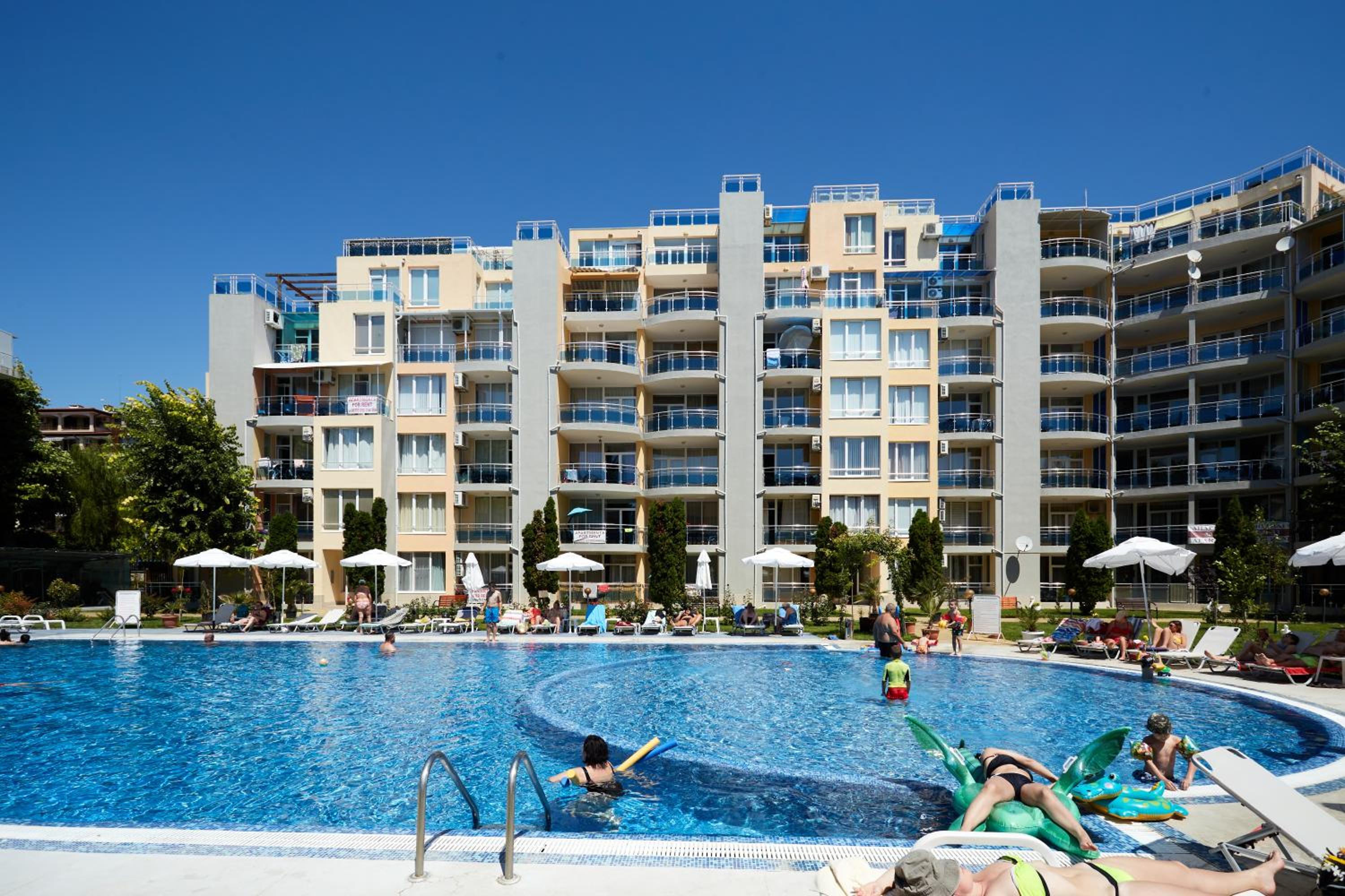 Luxury First Line apartment with pool by the sea