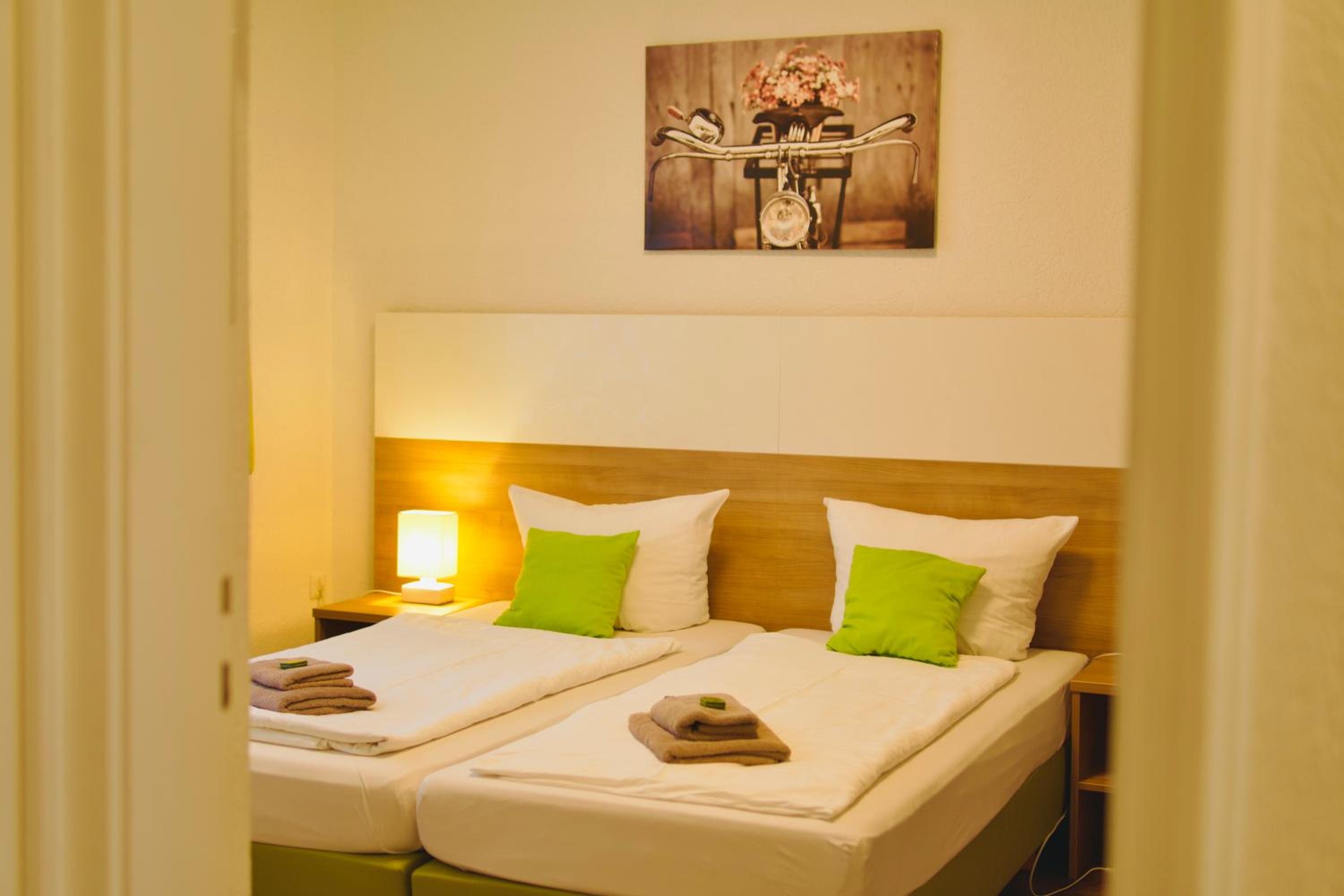 B&B Outlet Hotel - Metzingen - Bad Urach - Free Parking