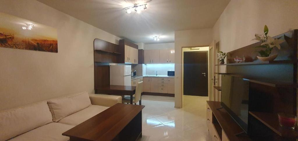 Central Beach Ravda Apartments