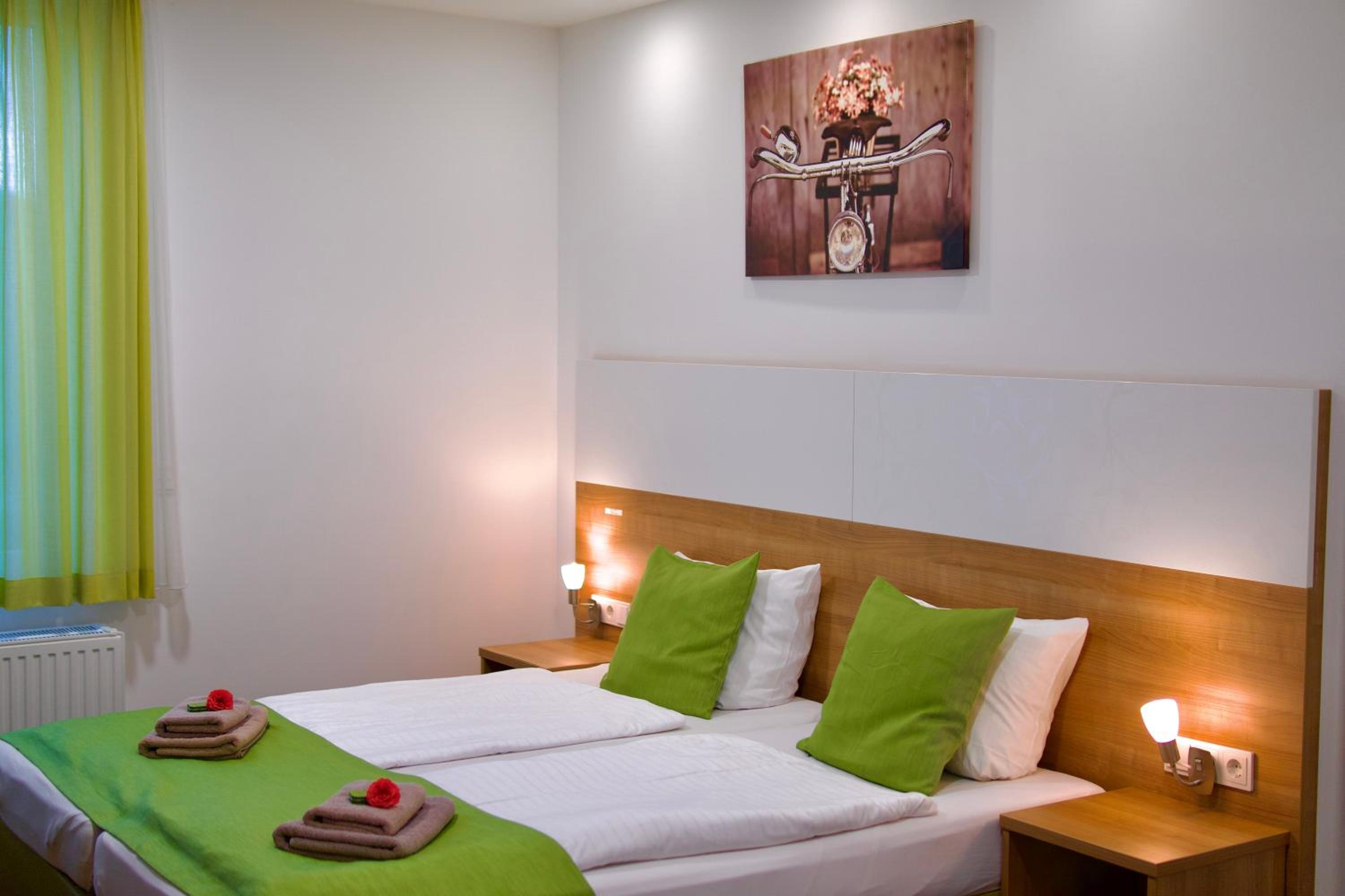 B&B Outlet Hotel - Metzingen - Bad Urach - Free Parking