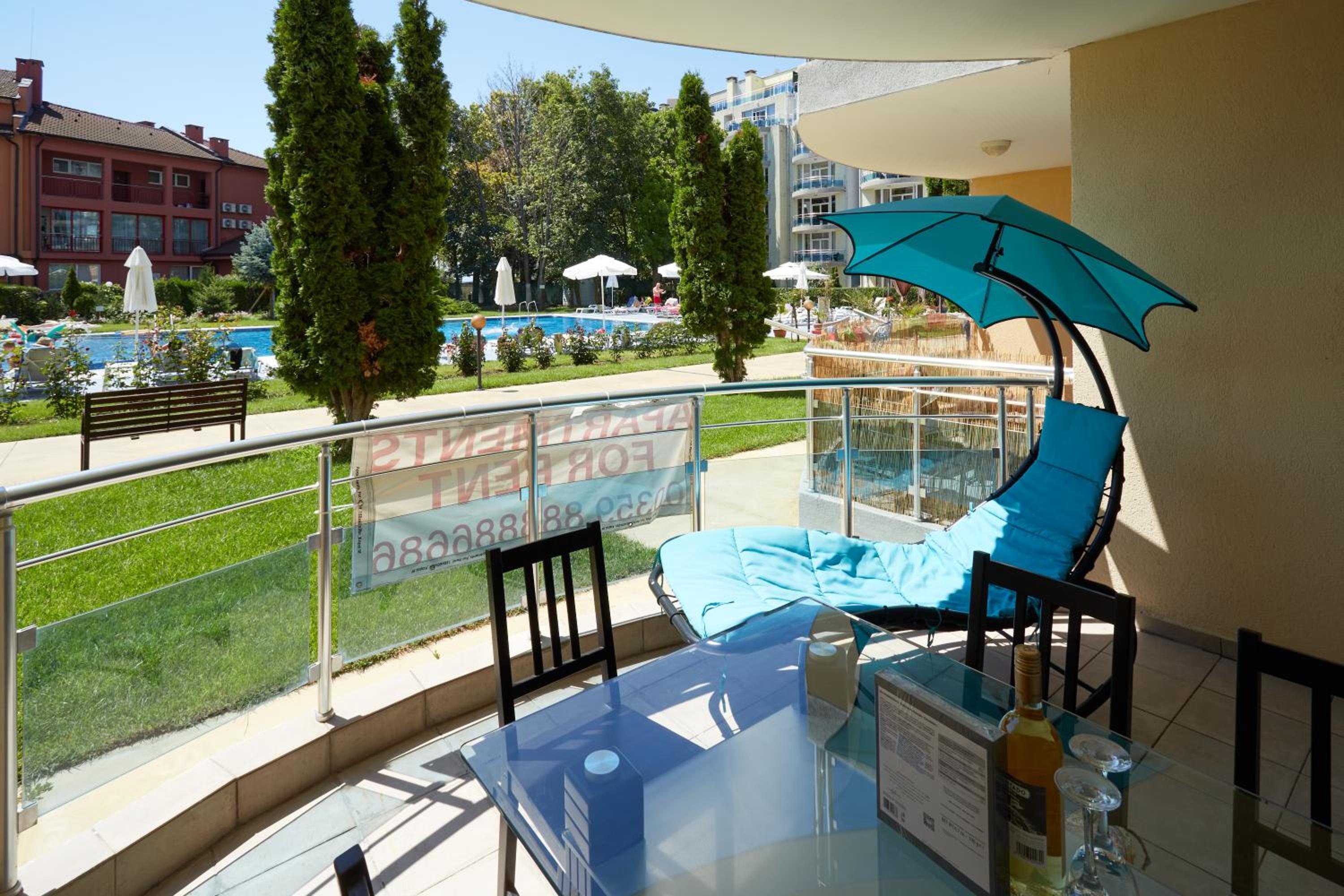 Luxury First Line apartment with pool by the sea