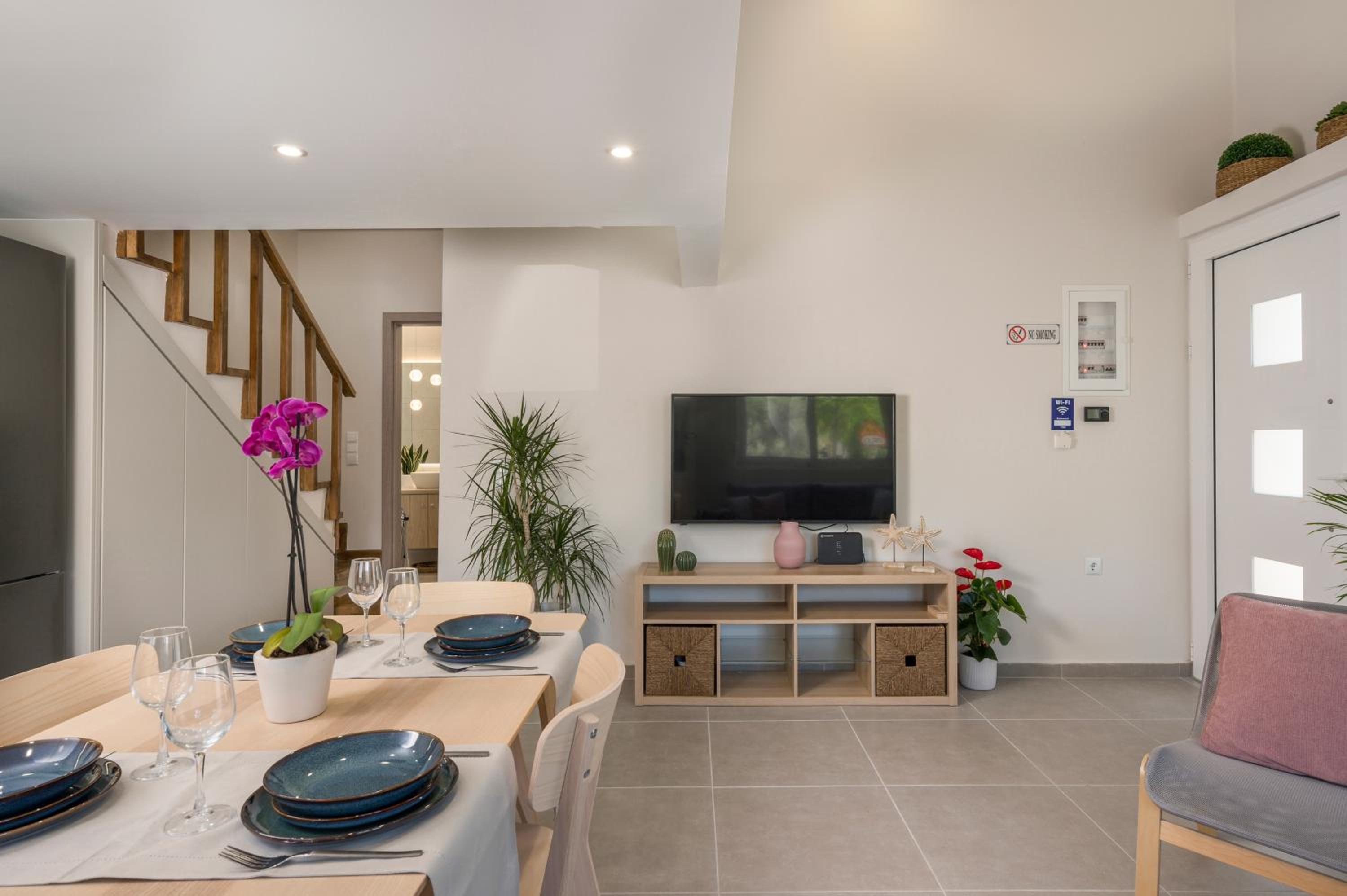 Eranthis Apartment