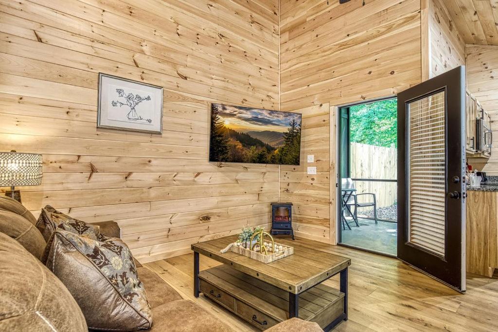 Primrose Cottage, Pickleball Court, Creek, WIFI, Mountain Views, Starting at 79