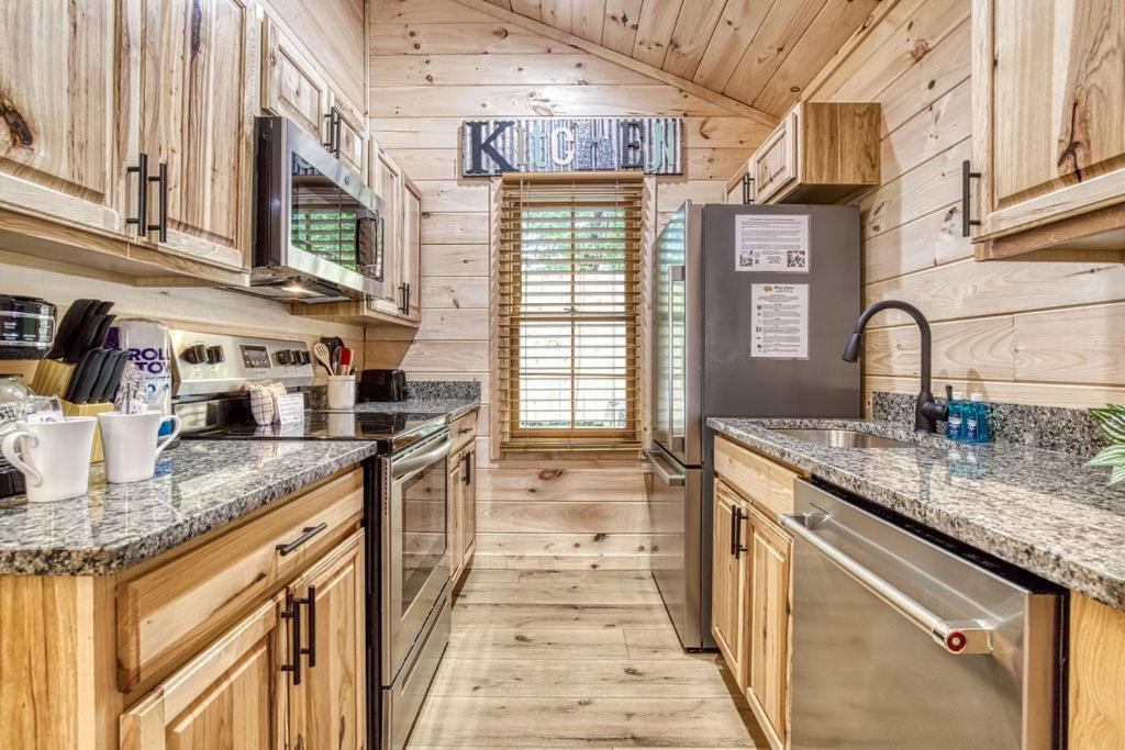 Primrose Cottage, Pickleball Court, Creek, WIFI, Mountain Views, Starting at 79