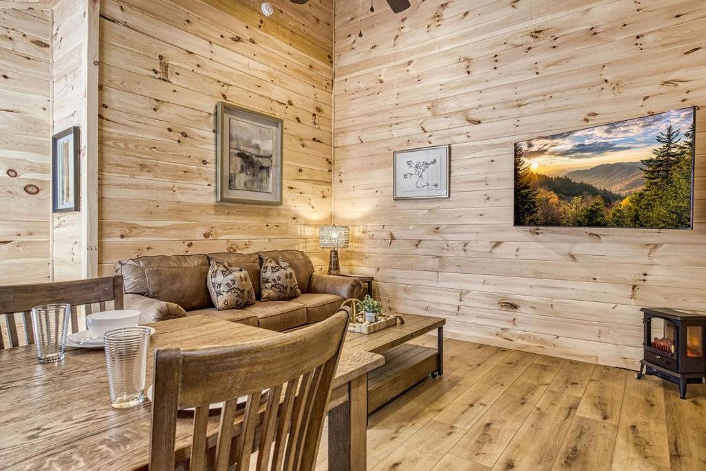 Primrose Cottage, Pickleball Court, Creek, WIFI, Mountain Views, Starting at 79