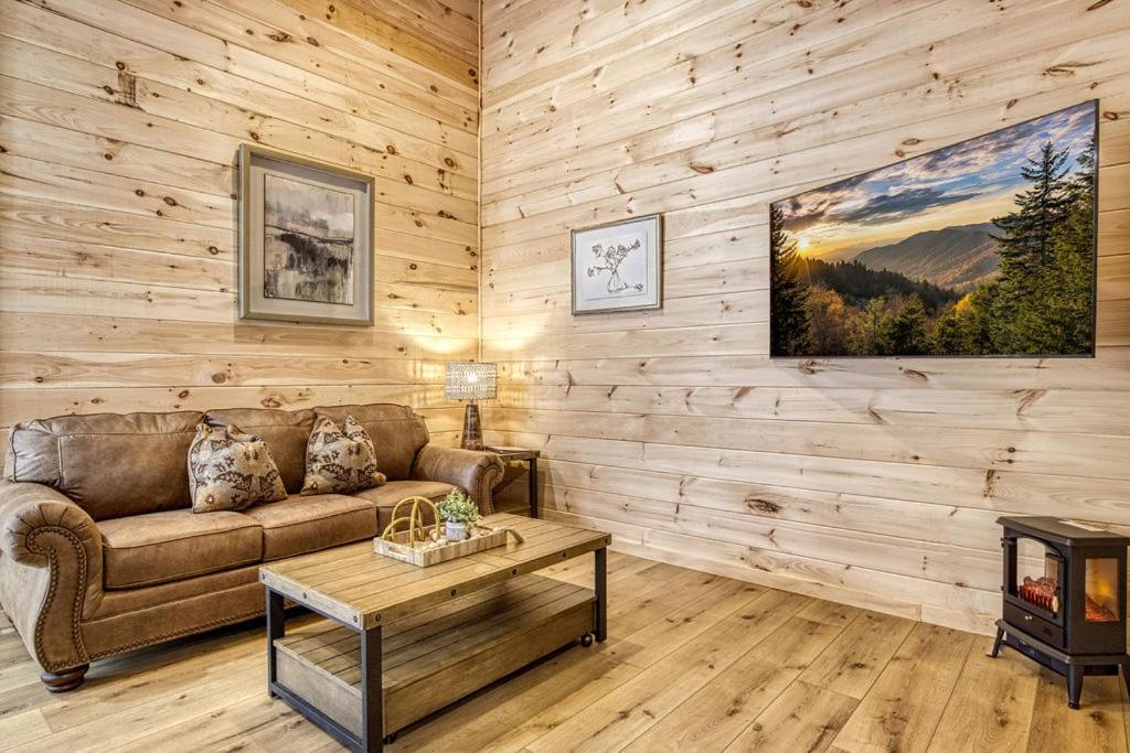 Primrose Cottage, Pickleball Court, Creek, WIFI, Mountain Views, Starting at 79