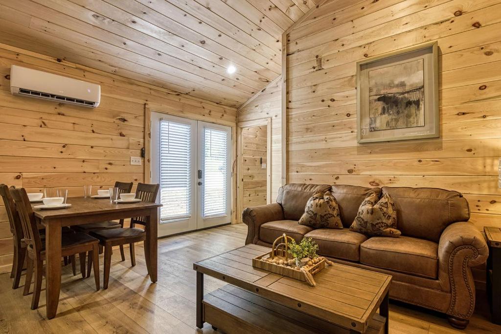 Primrose Cottage, Pickleball Court, Creek, WIFI, Mountain Views, Starting at 79
