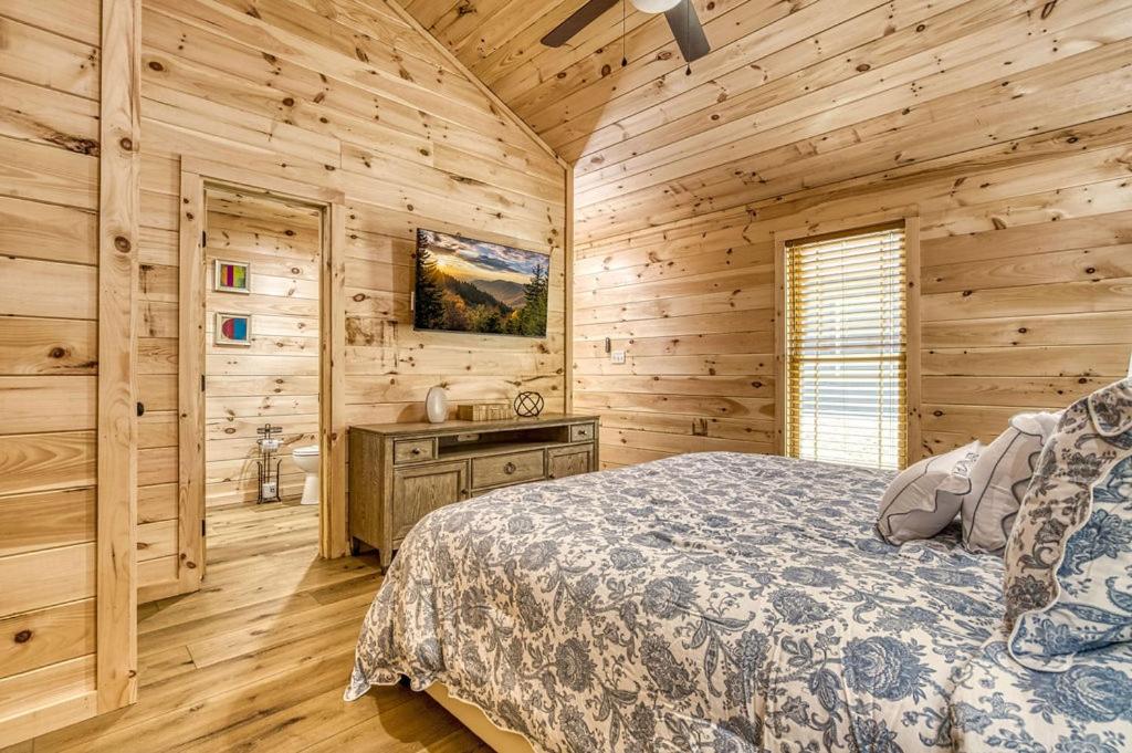Primrose Cottage, Pickleball Court, Creek, WIFI, Mountain Views, Starting at 79
