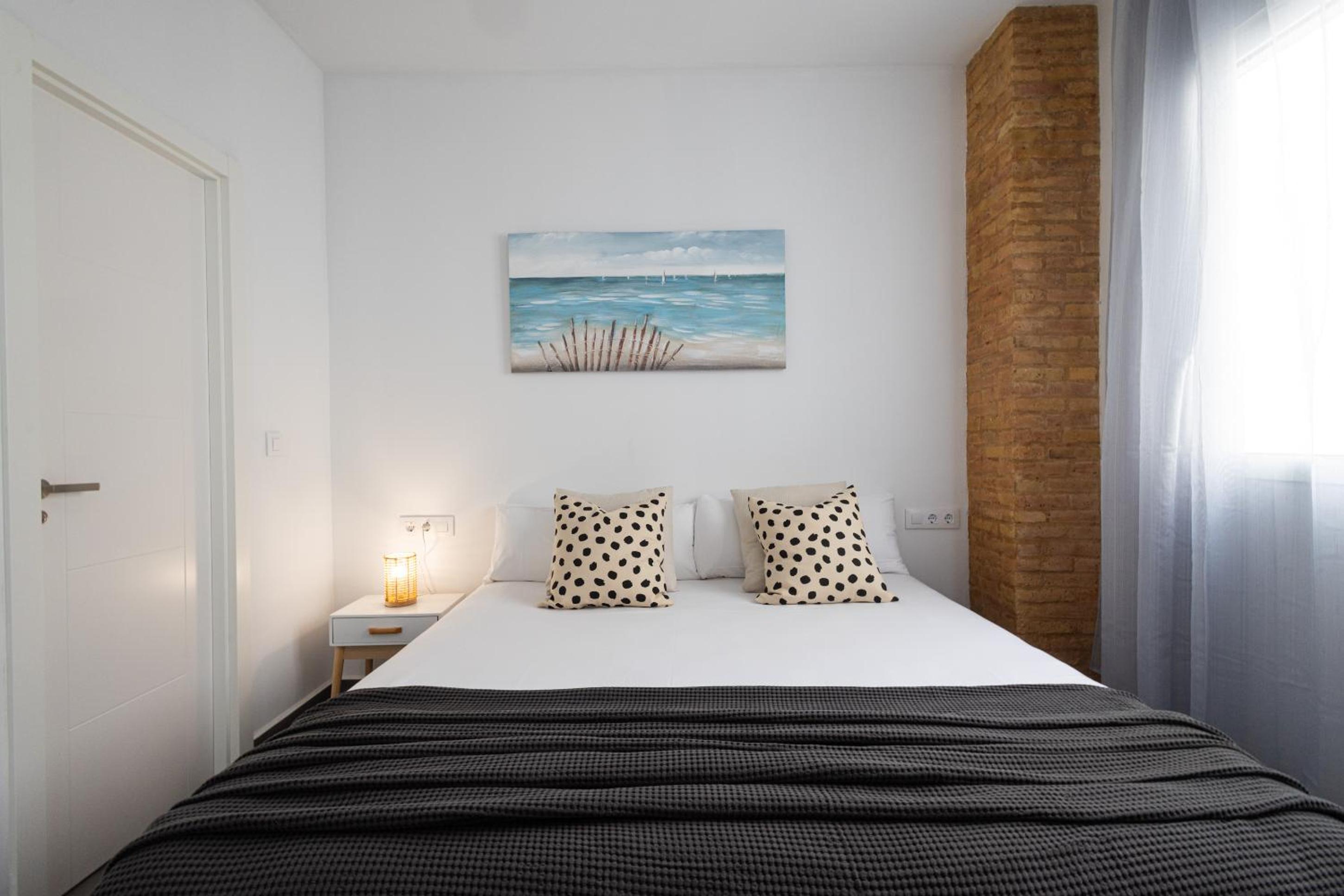 FLORIT FLATS - Urban City Nest - AC & WiFi - 10 min City Center view 2