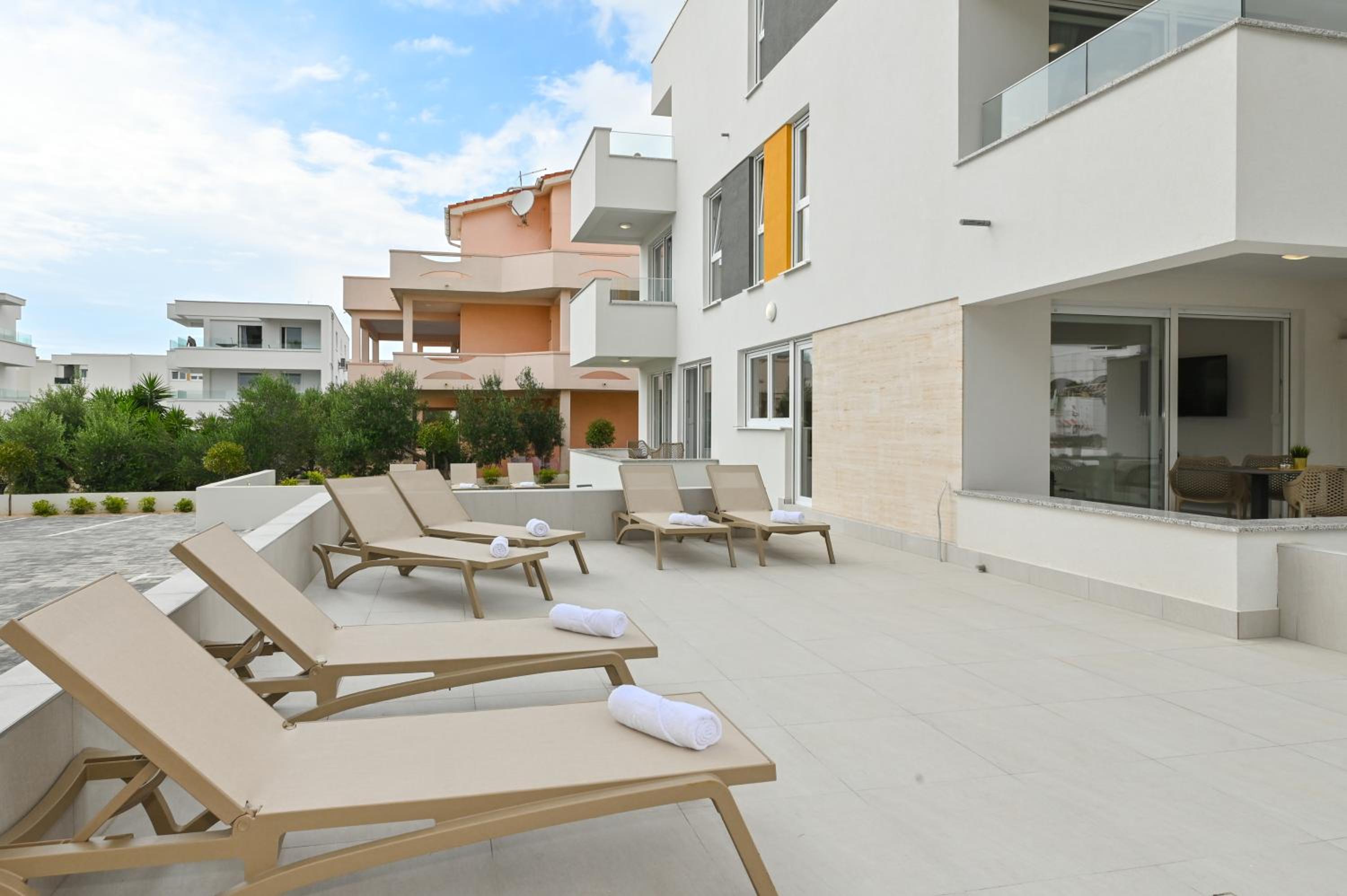Apartments Break with pool view 4