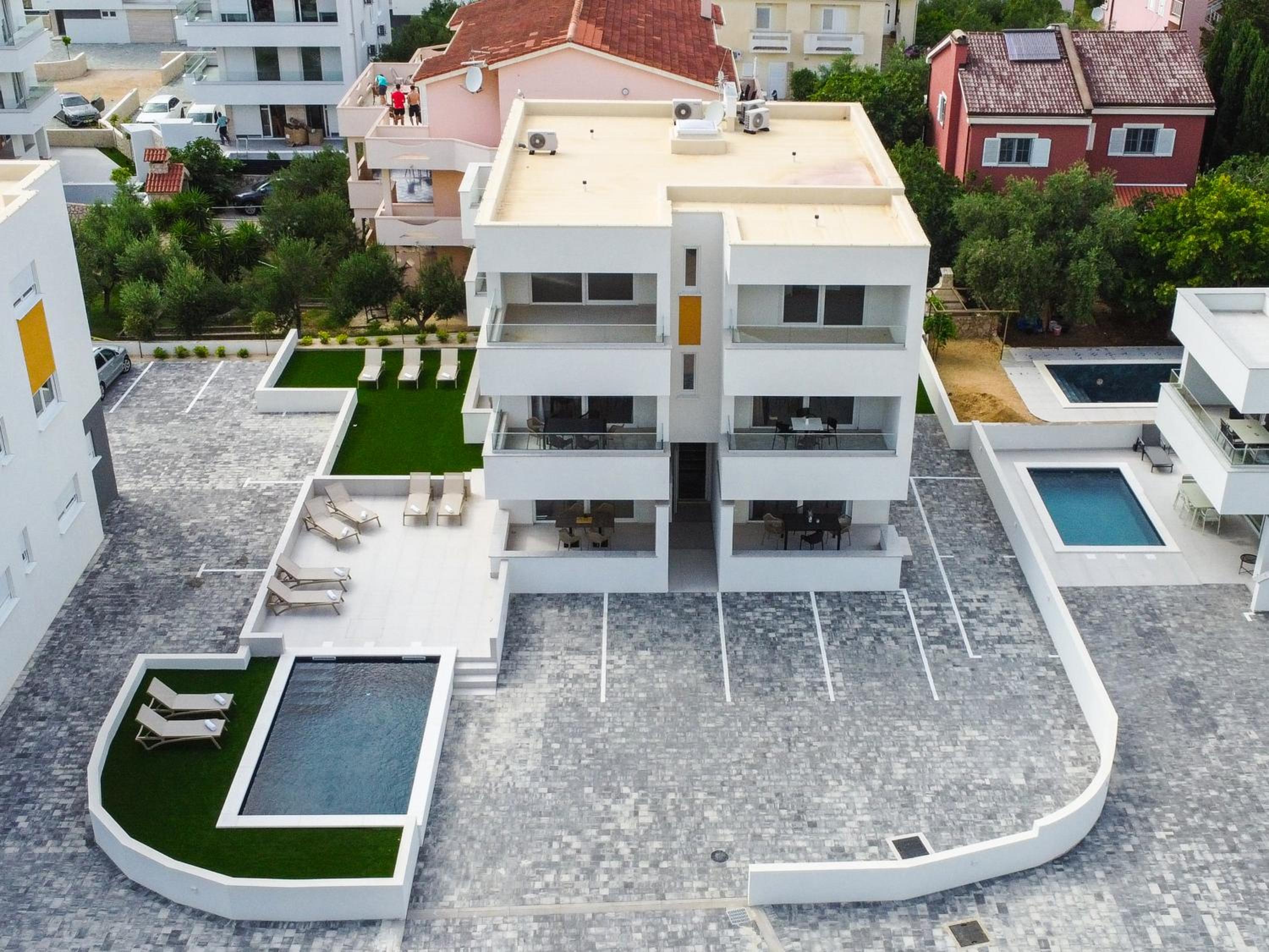 Apartments Break with pool view 3