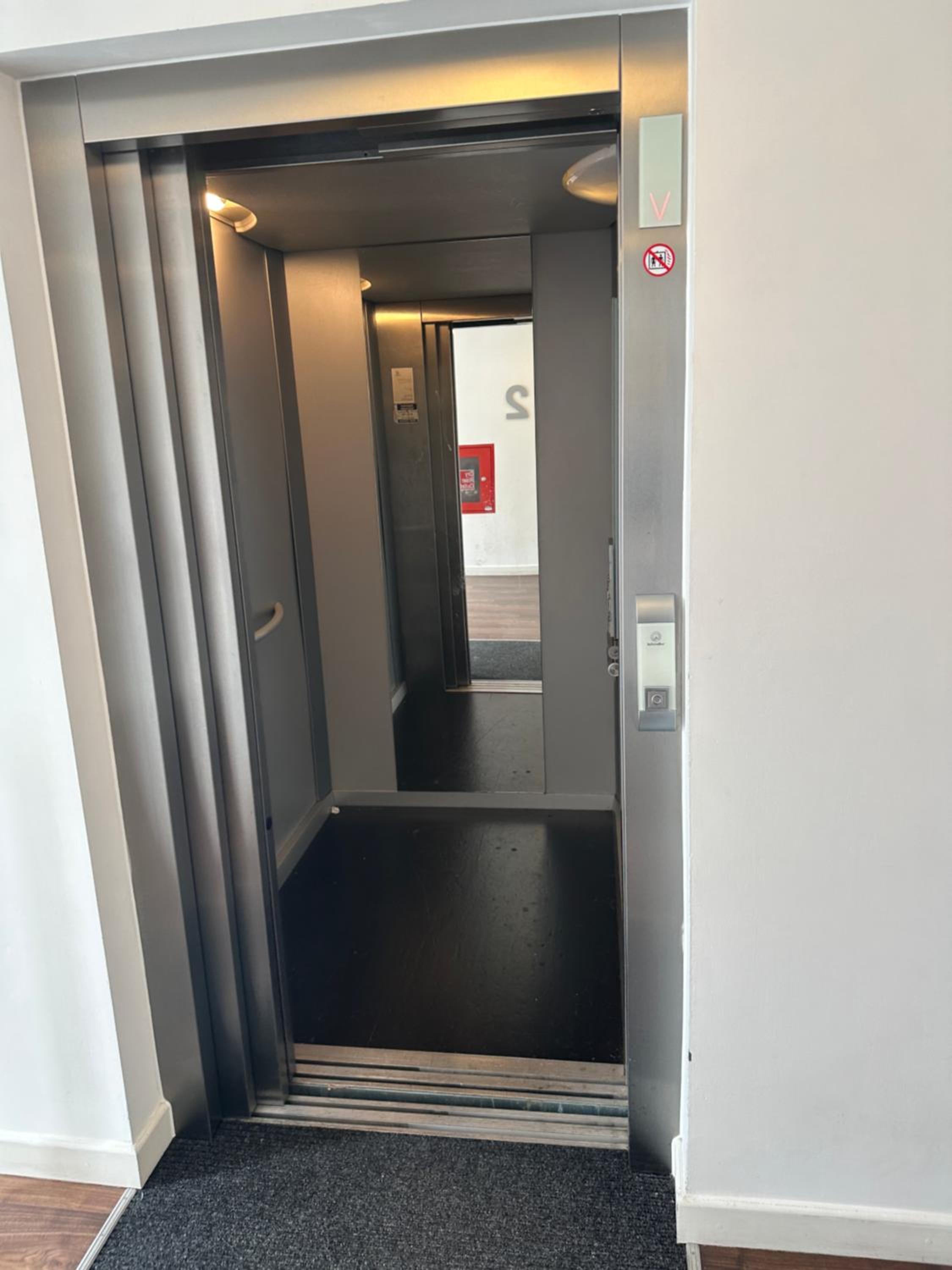 Lift & free parking, modern 1 bed flat in Shoreditch next to train station