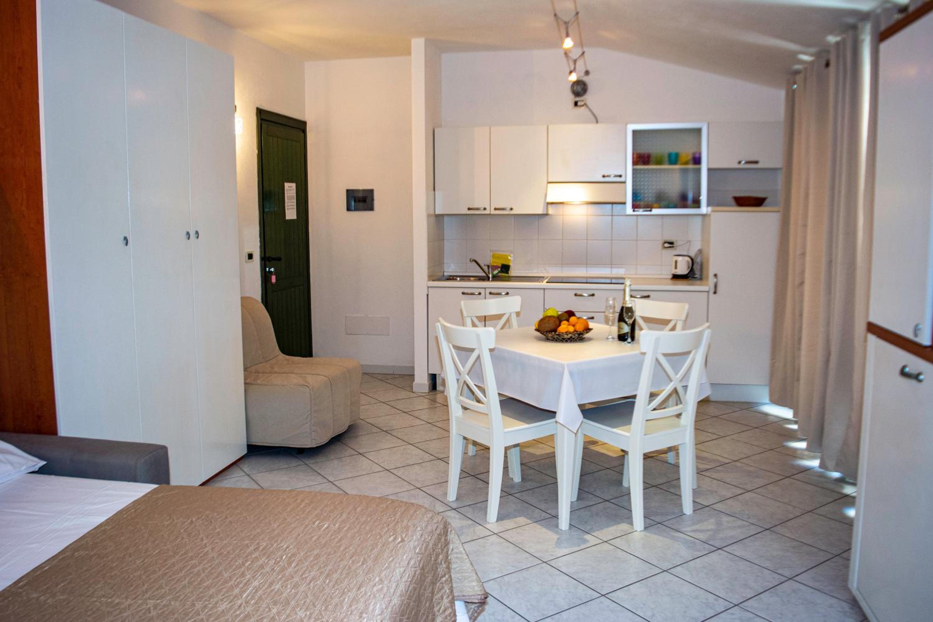 Ampio attico monolocale con terrazza view 4
