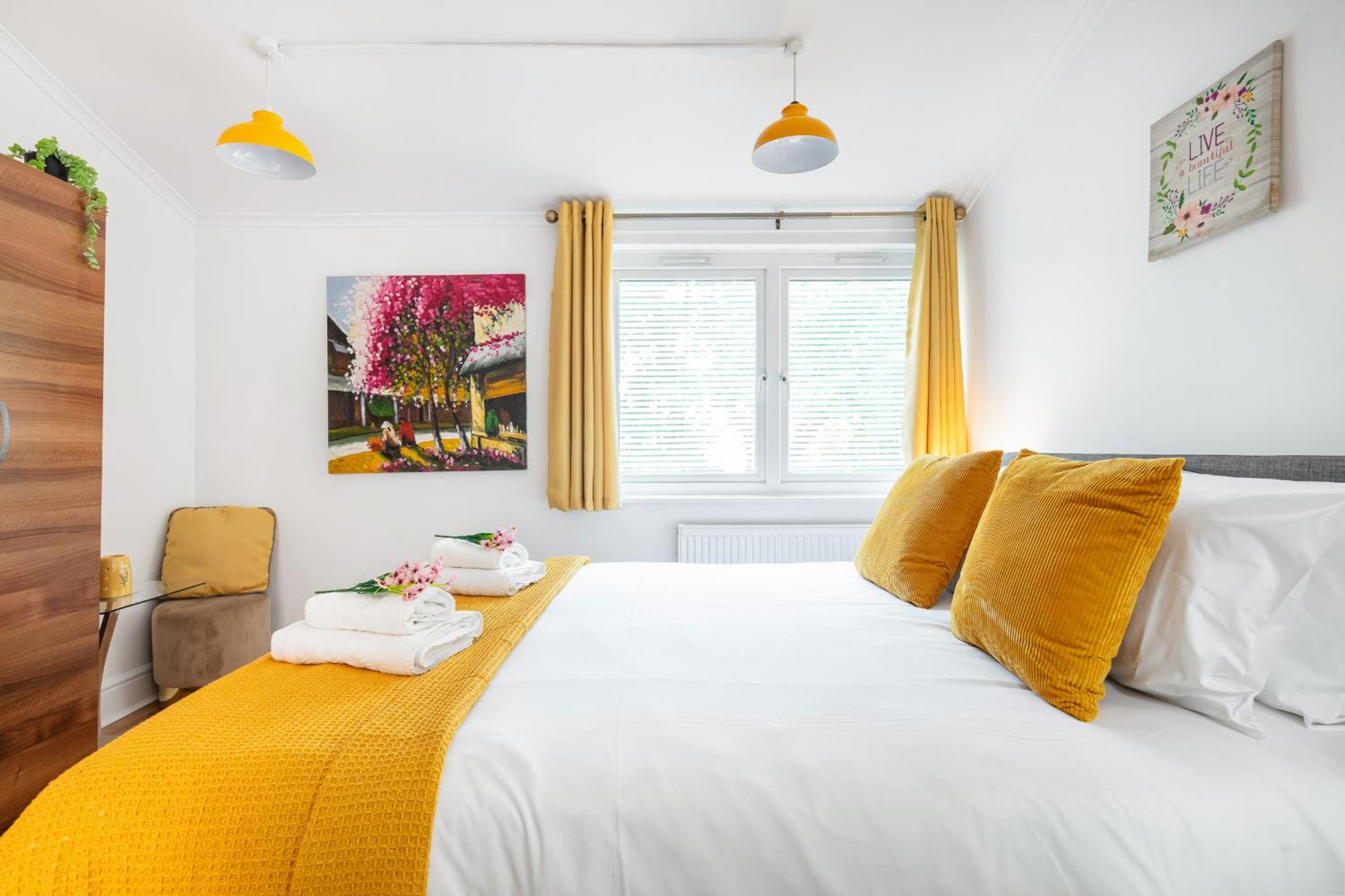 Central London 2BR 2BA Apt - 2 Min to Tube - Sleeps 6