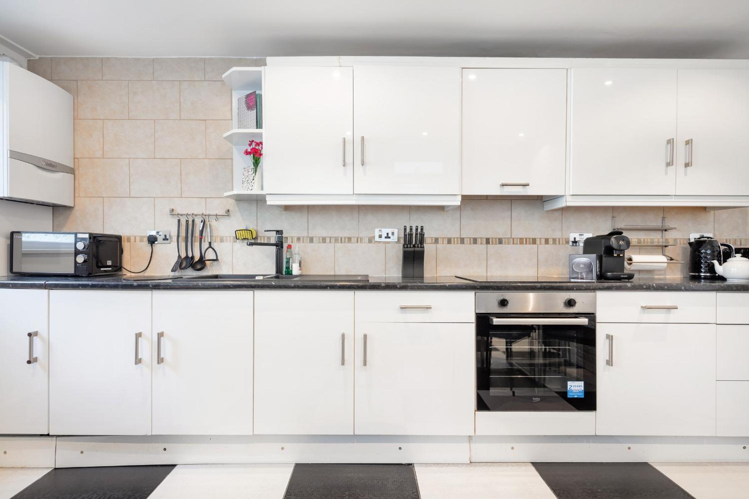 Central London 2BR 2BA Apt - 2 Min to Tube - Sleeps 6