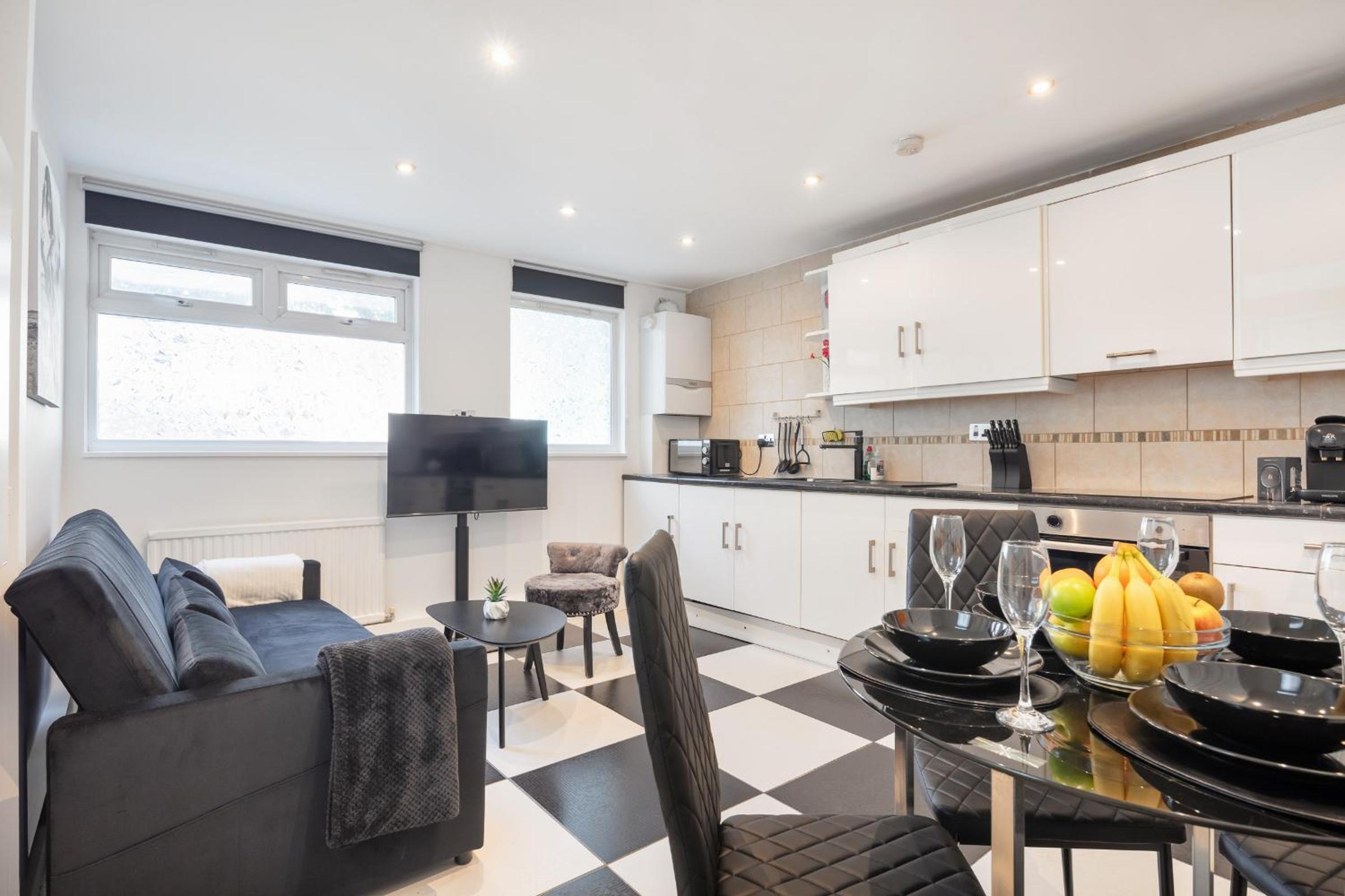 Central London 2BR 2BA Apt - 2 Min to Tube - Sleeps 6
