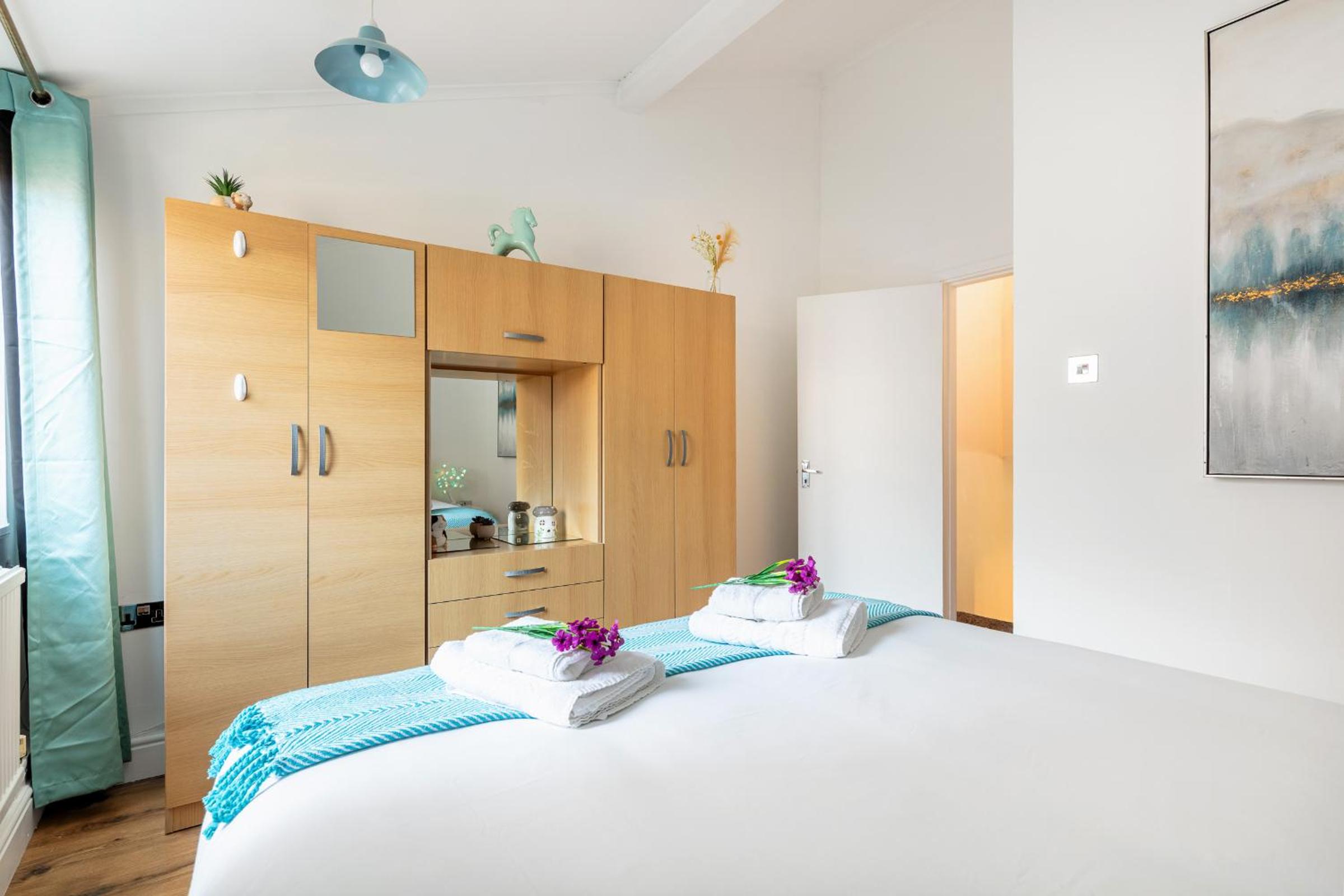 Central London 2BR 2BA Apt - 2 Min to Tube - Sleeps 6