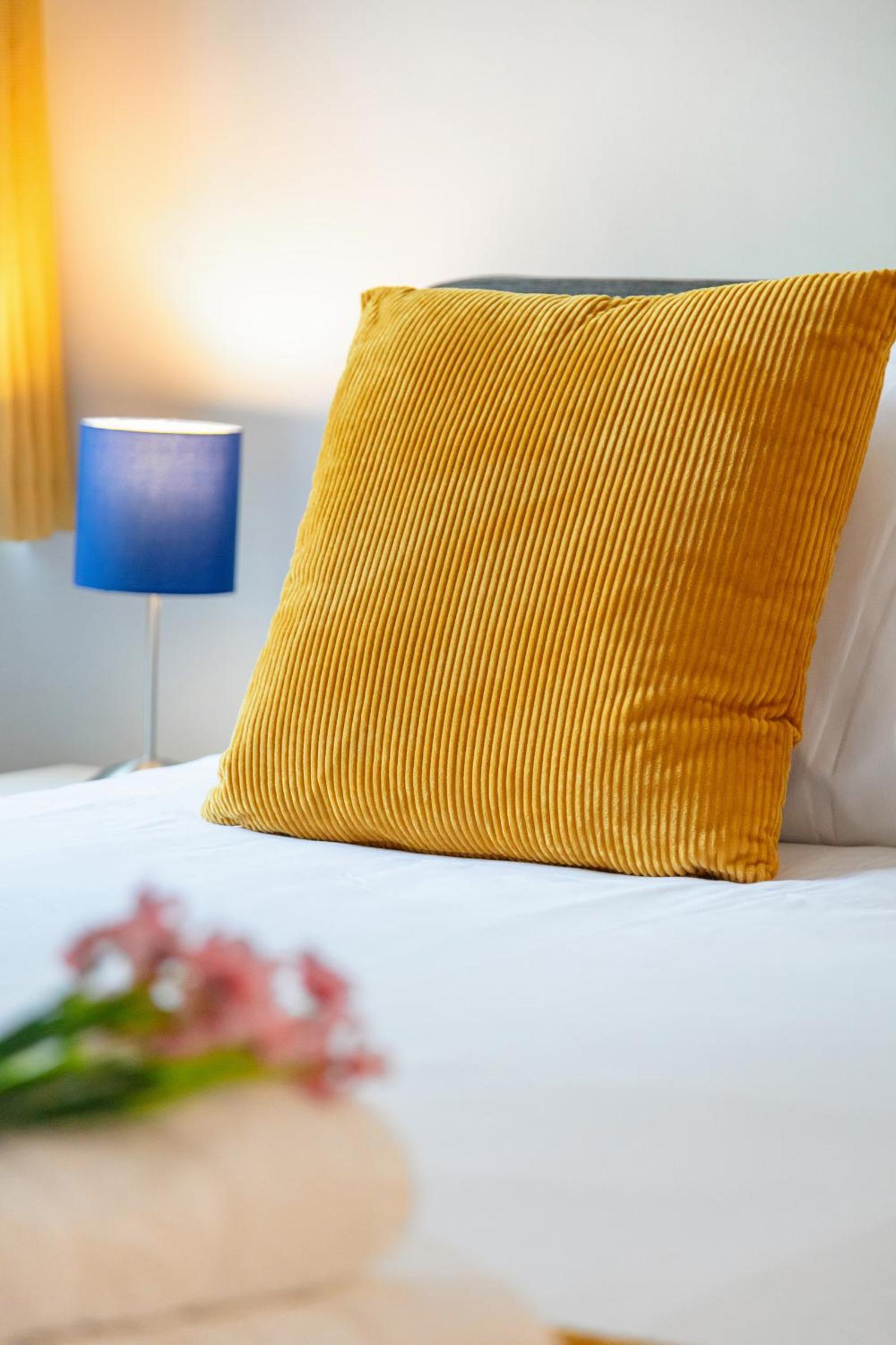 Central London 2BR 2BA Apt - 2 Min to Tube - Sleeps 6