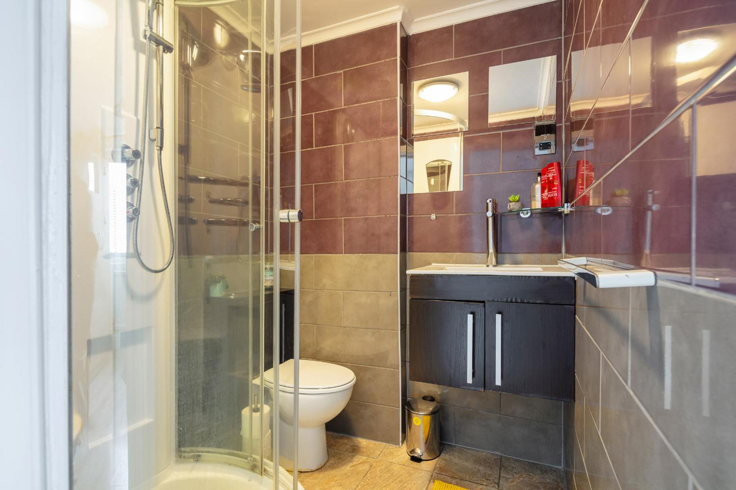 Central London 2BR 2BA Apt - 2 Min to Tube - Sleeps 6