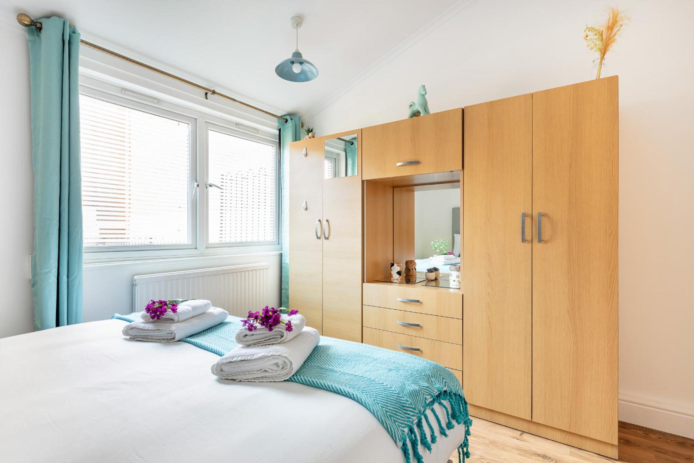 Central London 2BR 2BA Apt - 2 Min to Tube - Sleeps 6