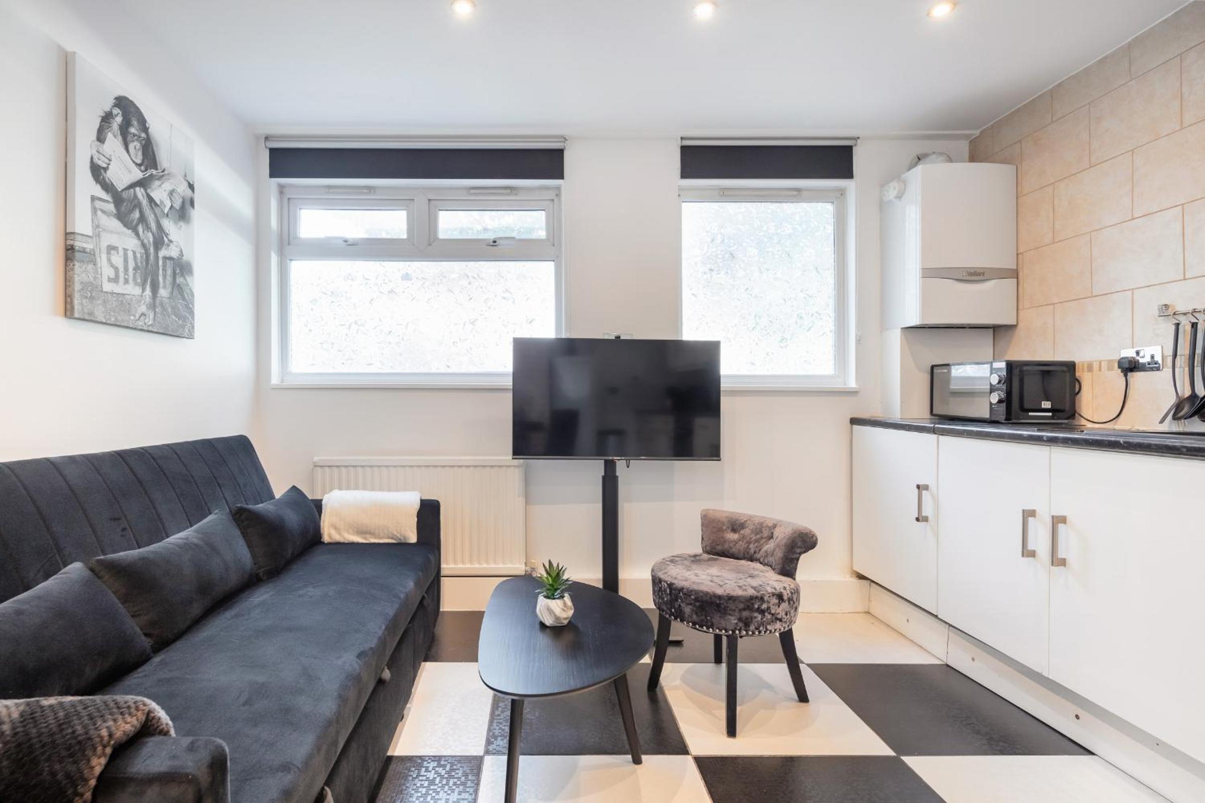 Central London 2BR 2BA Apt - 2 Min to Tube - Sleeps 6
