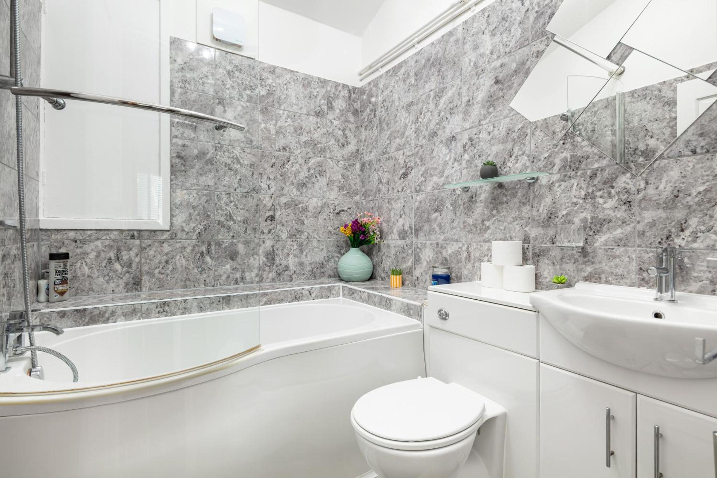 Central London 2BR 2BA Apt - 2 Min to Tube - Sleeps 6