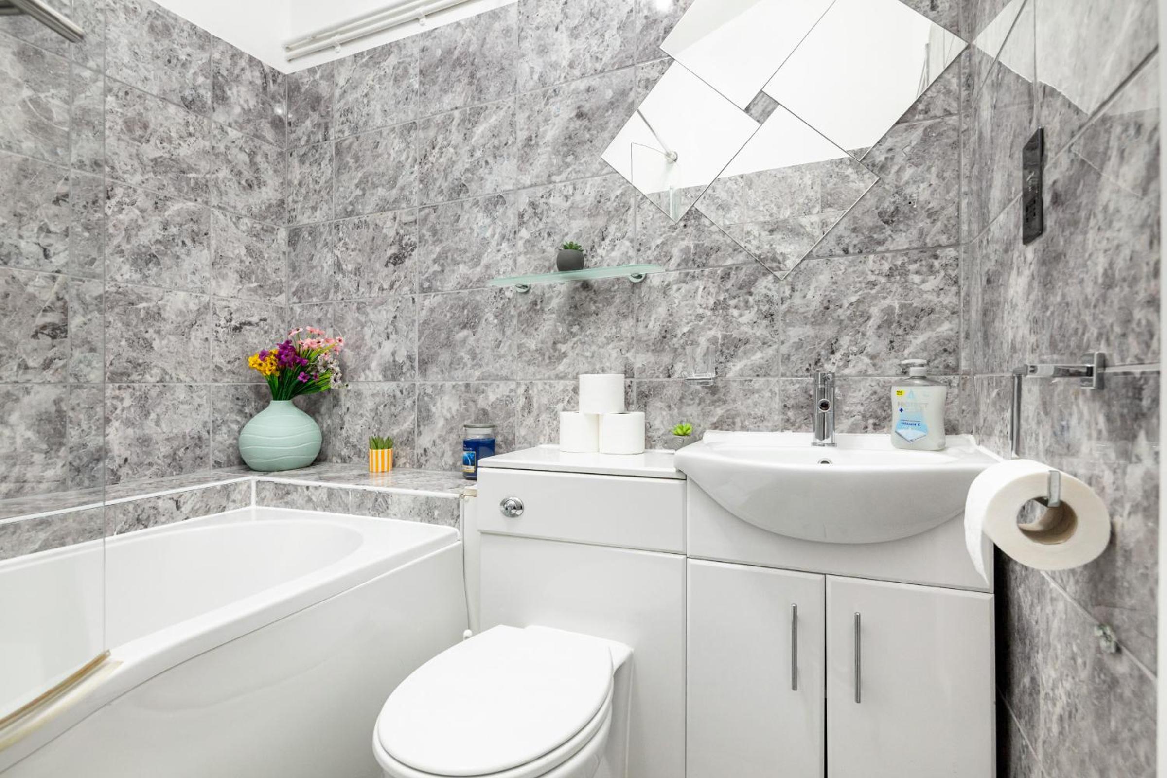 Central London 2BR 2BA Apt - 2 Min to Tube - Sleeps 6
