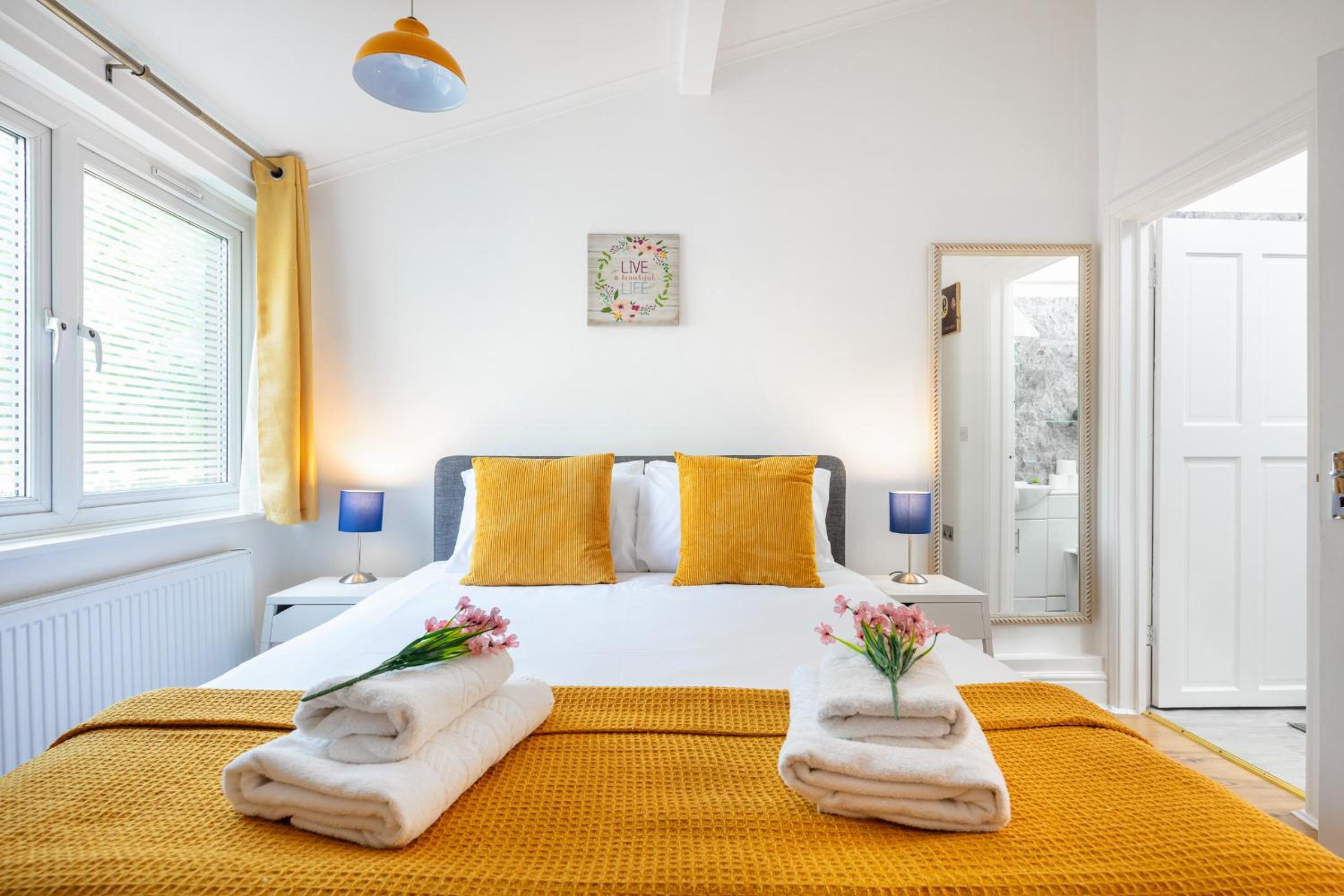 Central London 2BR 2BA Apt - 2 Min to Tube - Sleeps 6