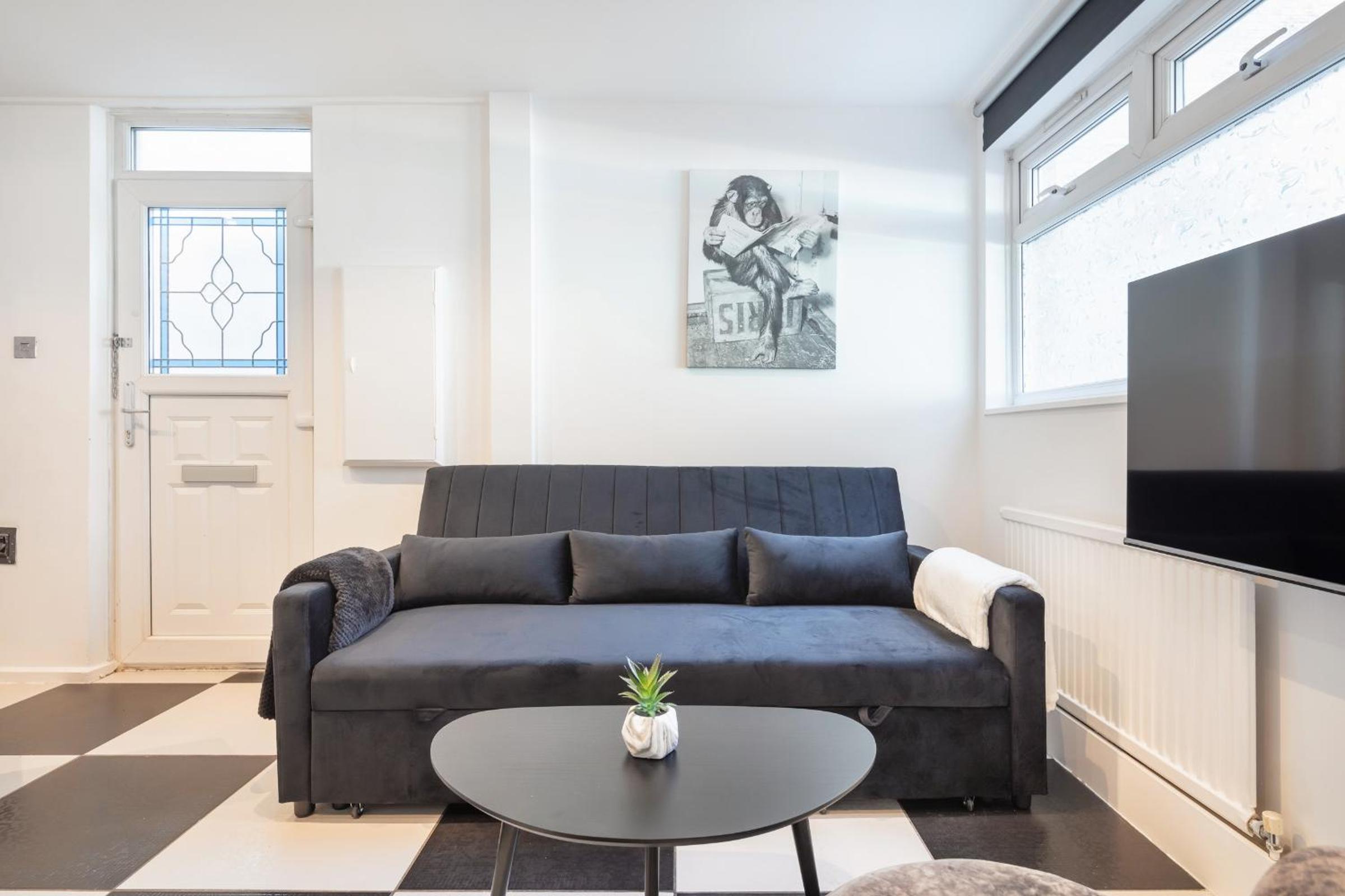 Central London 2BR 2BA Apt - 2 Min to Tube - Sleeps 6