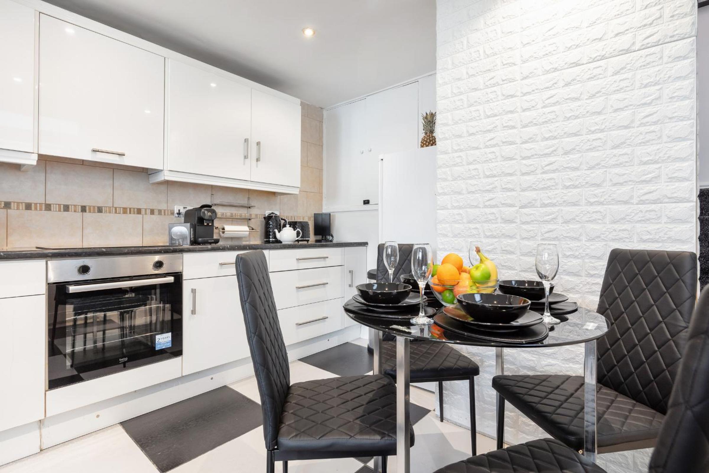 Central London 2BR 2BA Apt - 2 Min to Tube - Sleeps 6