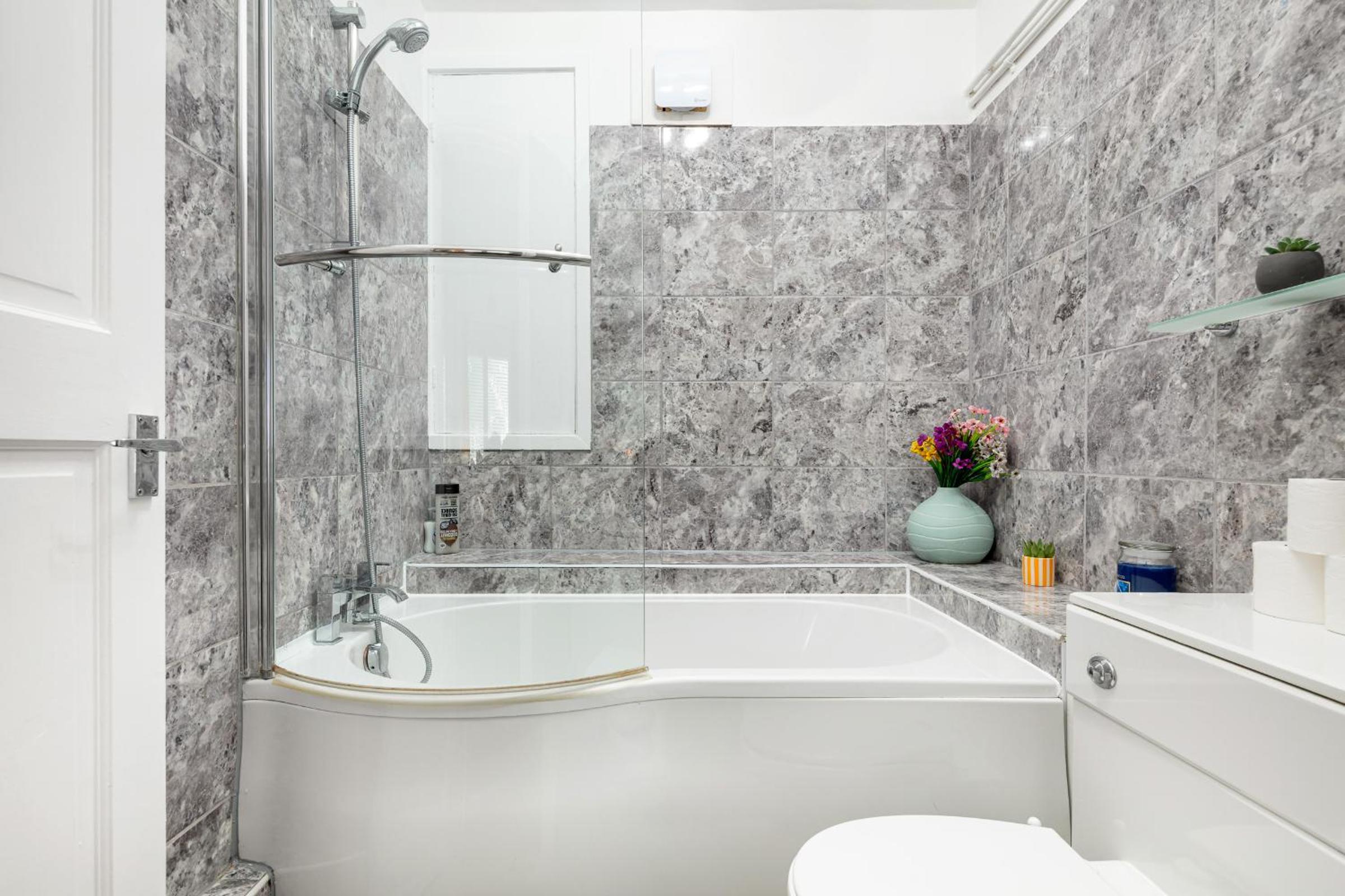 Central London 2BR 2BA Apt - 2 Min to Tube - Sleeps 6