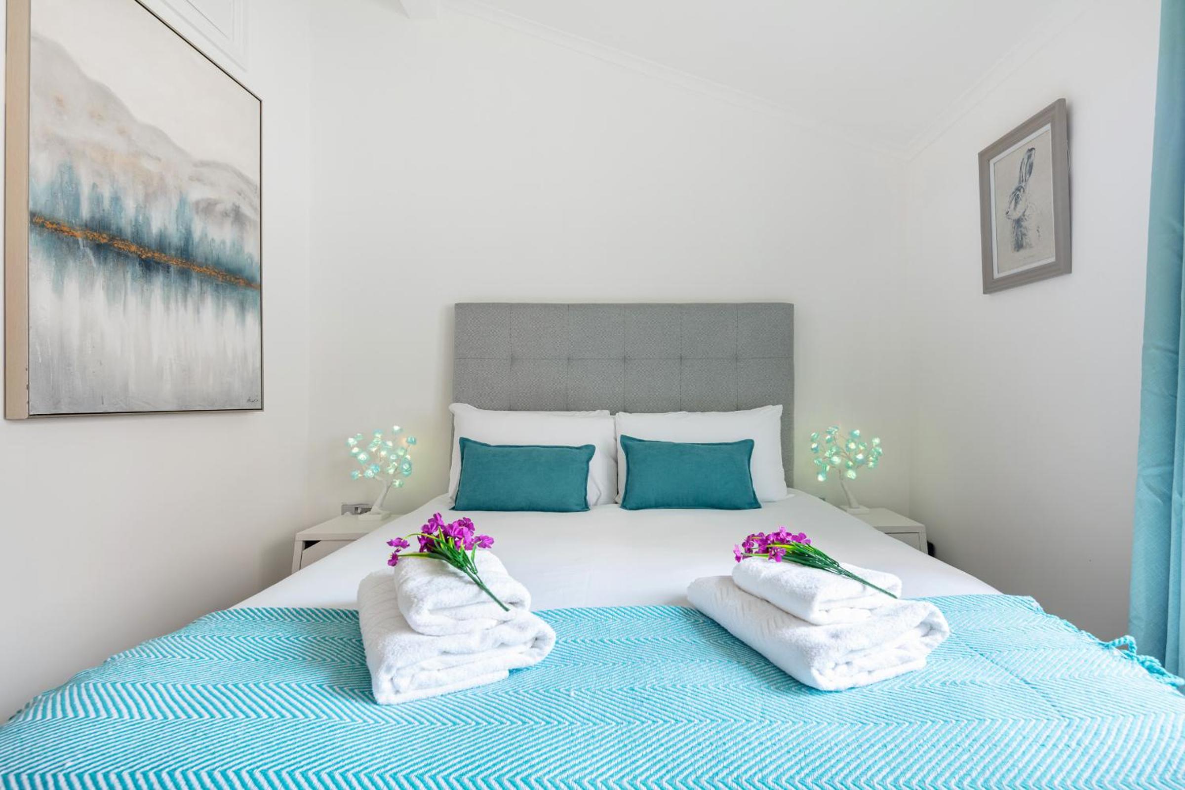 Central London 2BR 2BA Apt - 2 Min to Tube - Sleeps 6